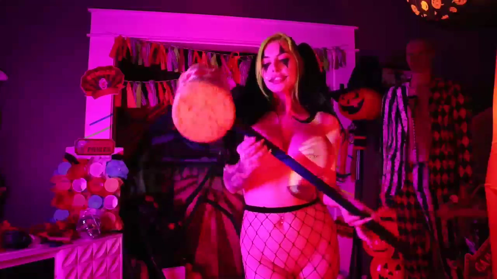 Gallery image thumbnail from Cubbixoxo's myfreecams stream on, 11/01/2023, 04:55 image 2 of 20