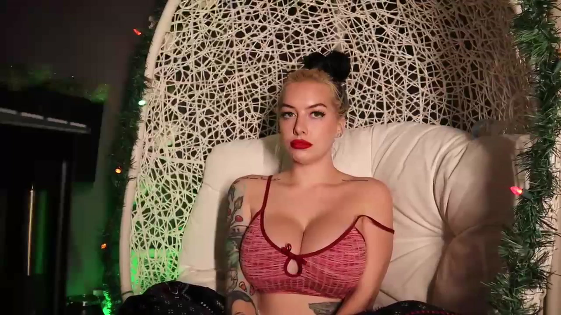 Gallery image thumbnail from Cubbixoxo's myfreecams stream on, 12/11/2023, 03:50 image 18 of 20