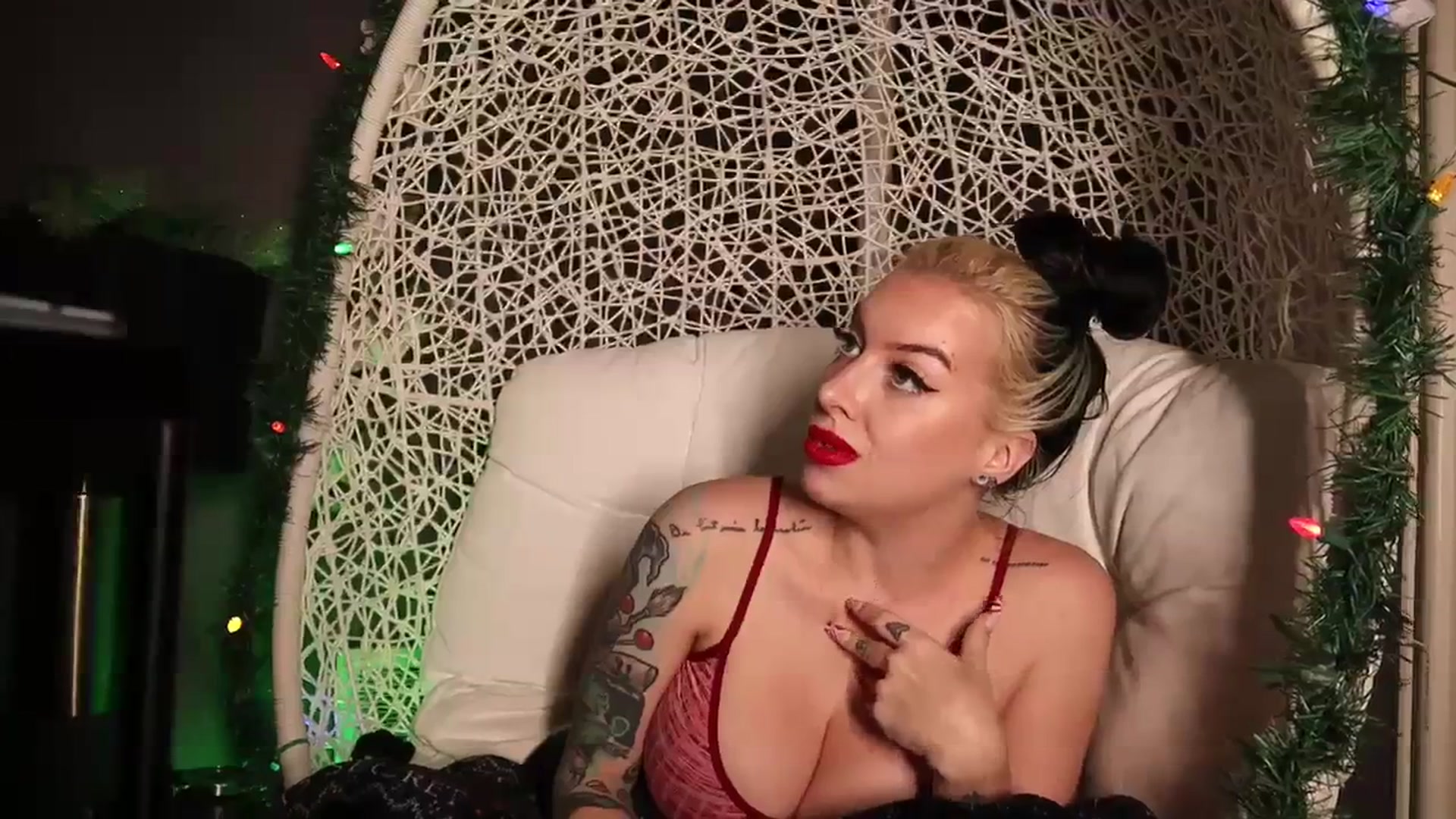Gallery image thumbnail from Cubbixoxo's myfreecams stream on, 12/11/2023, 04:52 image 3 of 20