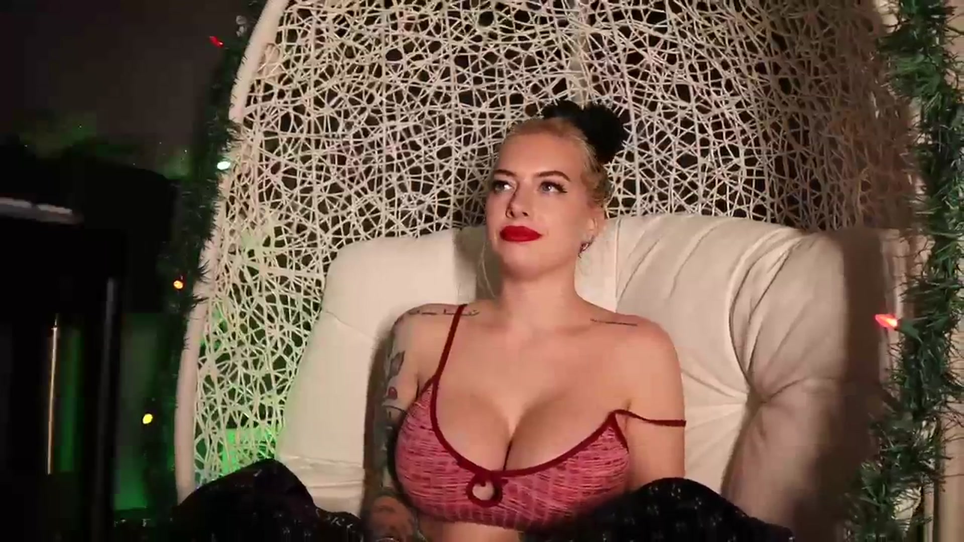 Gallery image thumbnail from Cubbixoxo's myfreecams stream on, 12/11/2023, 04:52 image 11 of 20