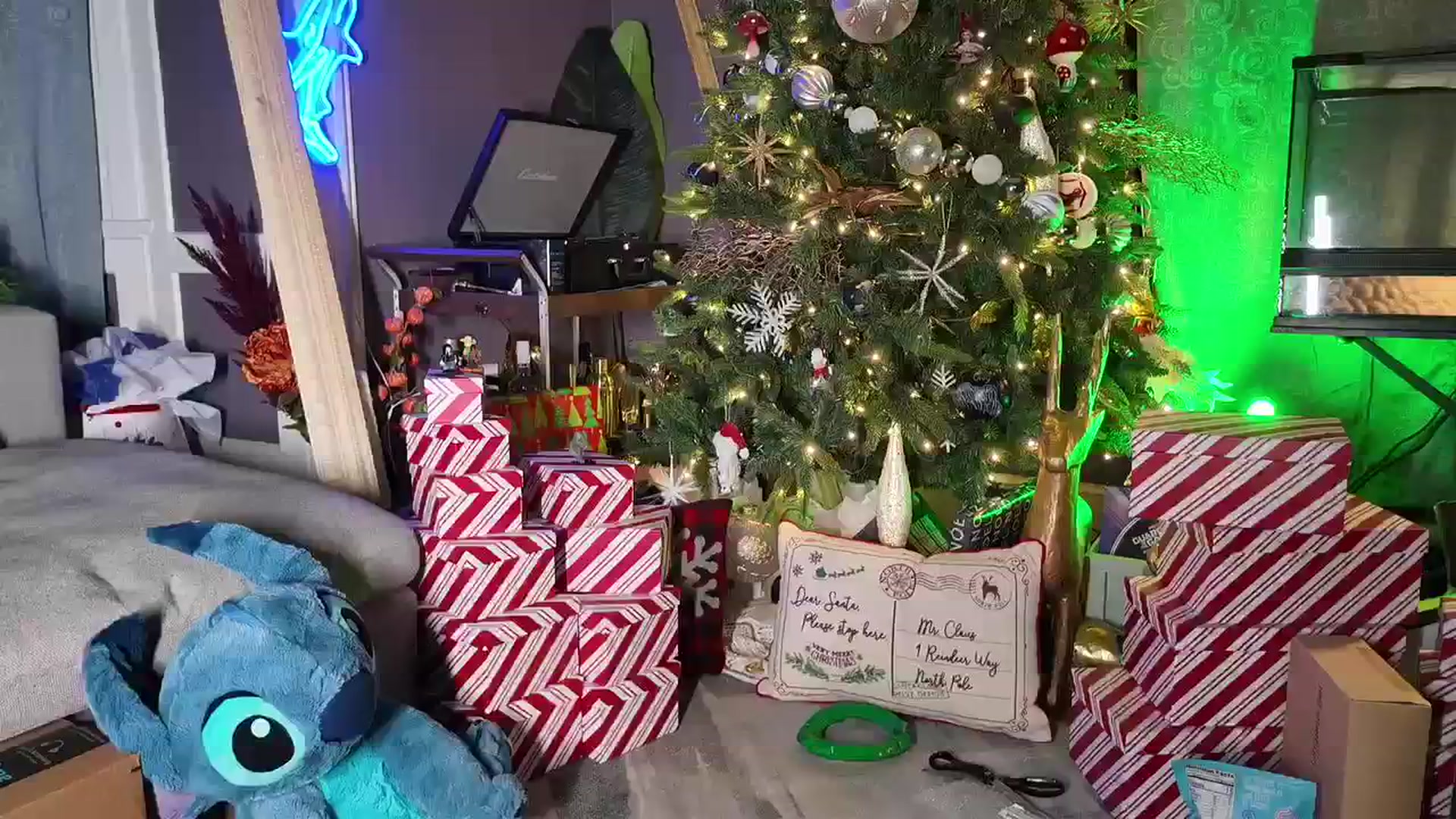 Gallery image thumbnail from Cubbixoxo's myfreecams stream on, 12/23/2023, 06:06 image 10 of 20