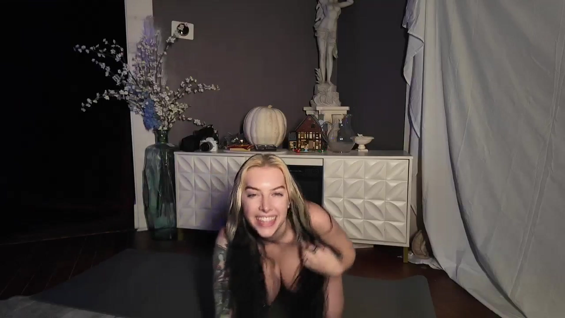 Gallery image thumbnail from Cubbixoxo's myfreecams stream on, 01/05/2024, 23:28 image 12 of 20