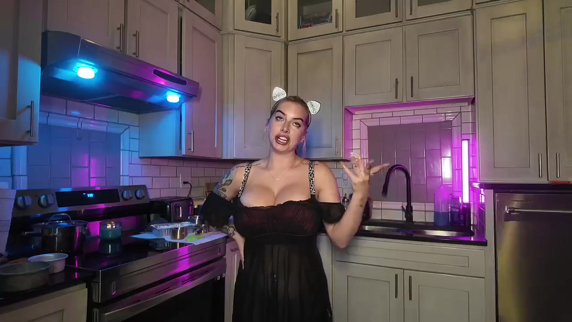 Gallery image thumbnail from Cubbixoxo's myfreecams stream on, 06/10/2024, 02:47 image 11 of 20
