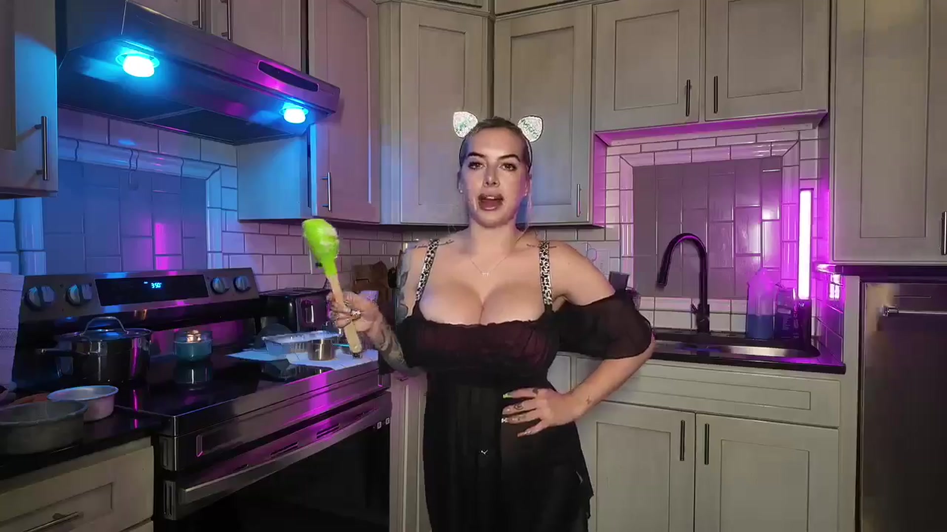 Gallery image thumbnail from Cubbixoxo's myfreecams stream on, 06/10/2024, 02:47 image 6 of 20