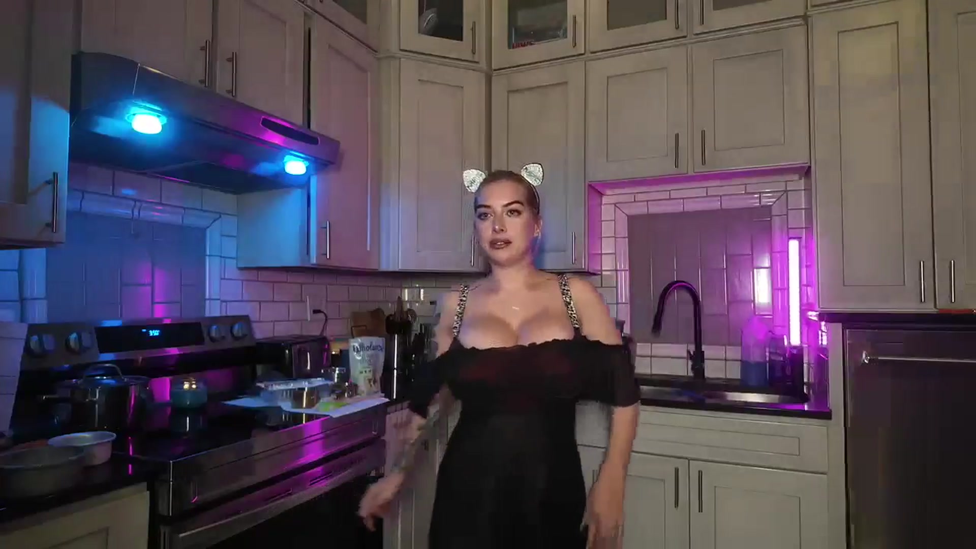 Gallery image thumbnail from Cubbixoxo's myfreecams stream on, 06/10/2024, 02:47 image 8 of 20