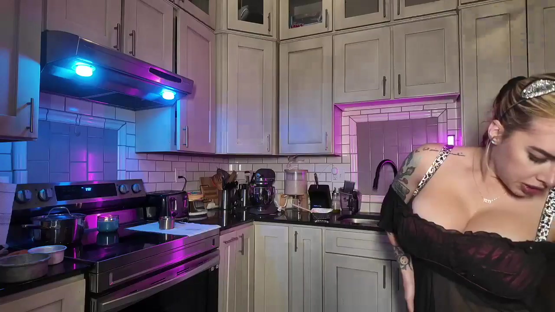 Gallery image thumbnail from Cubbixoxo's myfreecams stream on, 06/10/2024, 02:47 image 19 of 20