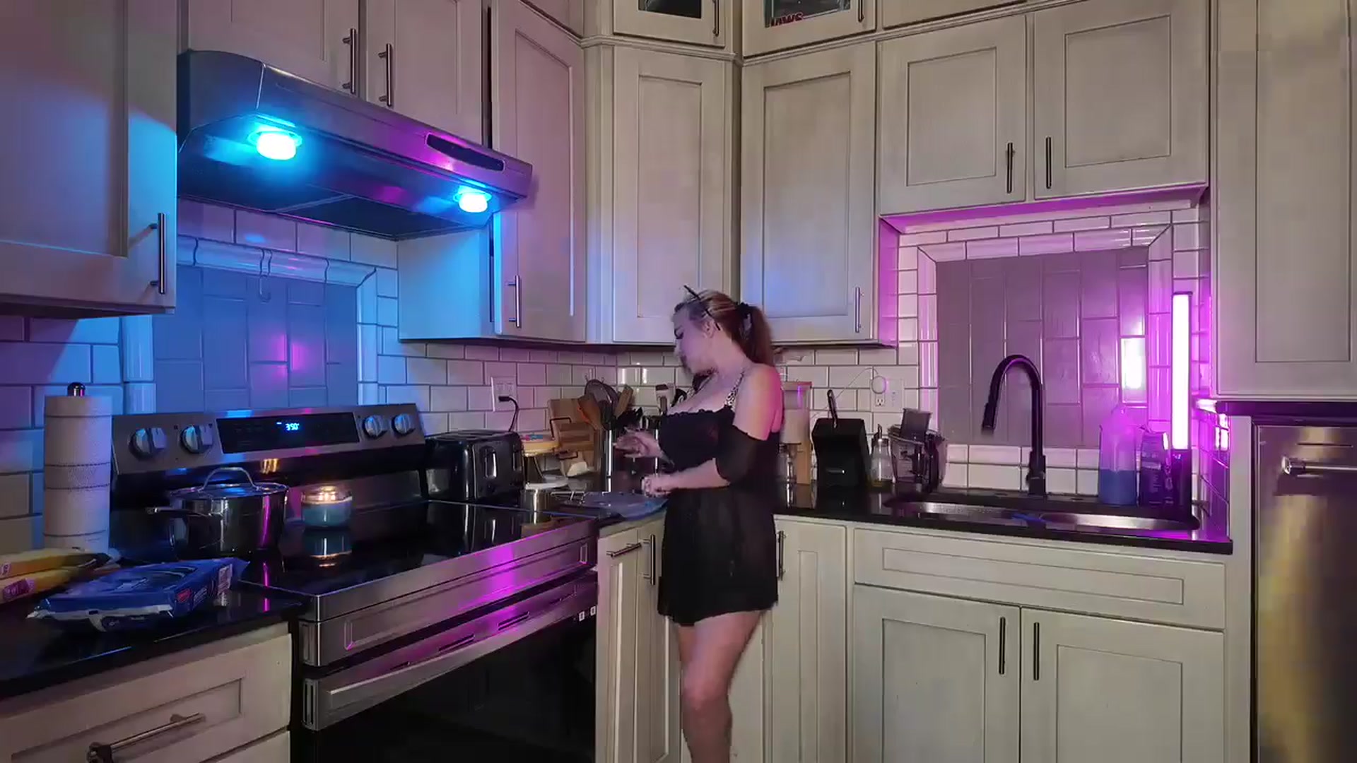 Gallery image thumbnail from Cubbixoxo's myfreecams stream on, 06/10/2024, 03:05 image 19 of 20