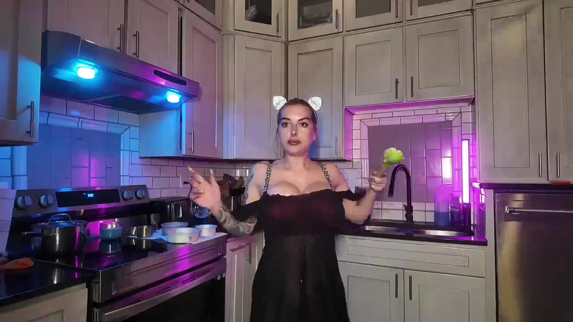 Gallery image thumbnail from Cubbixoxo's myfreecams stream on, 06/10/2024, 03:05 image 5 of 20