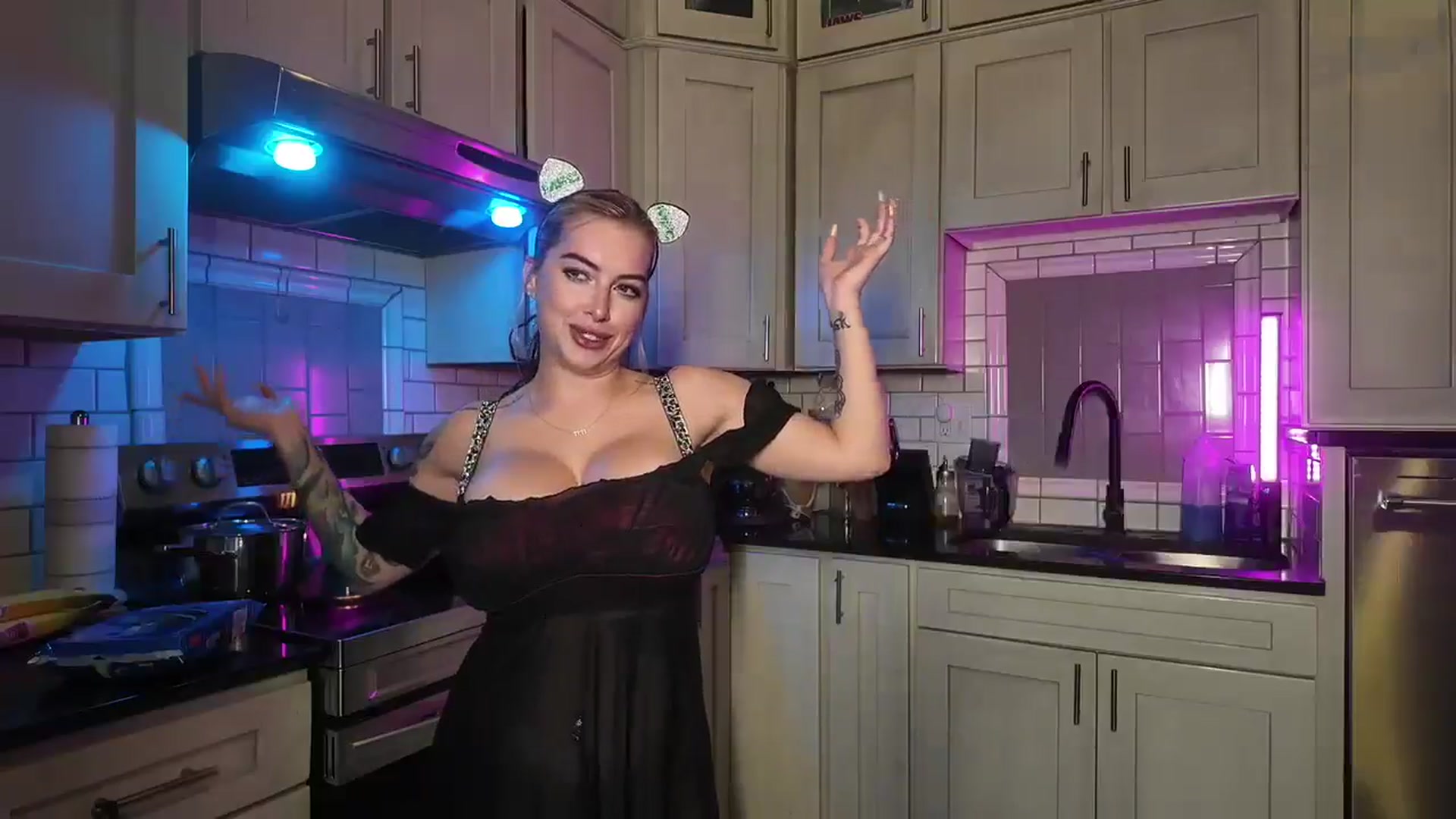 Gallery image thumbnail from Cubbixoxo's myfreecams stream on, 06/10/2024, 03:05 image 20 of 20