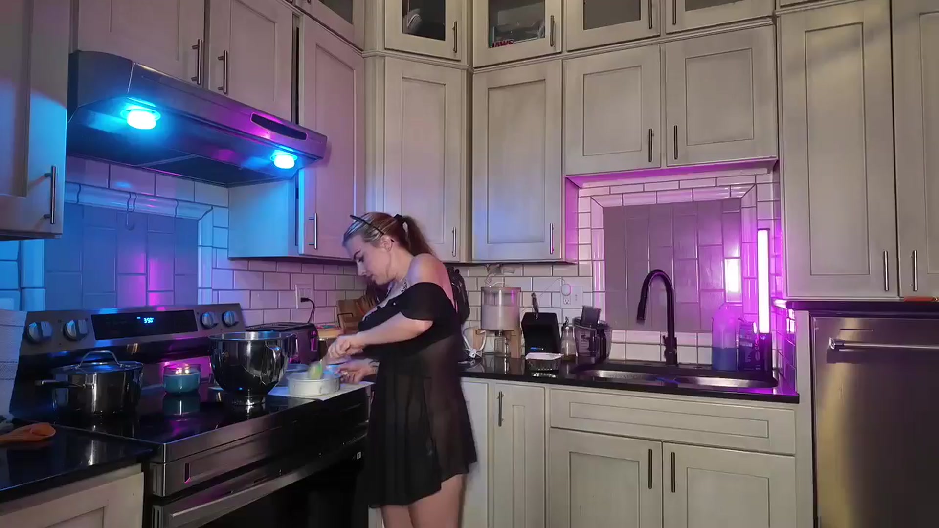 Gallery image thumbnail from Cubbixoxo's myfreecams stream on, 06/10/2024, 03:05 image 1 of 20