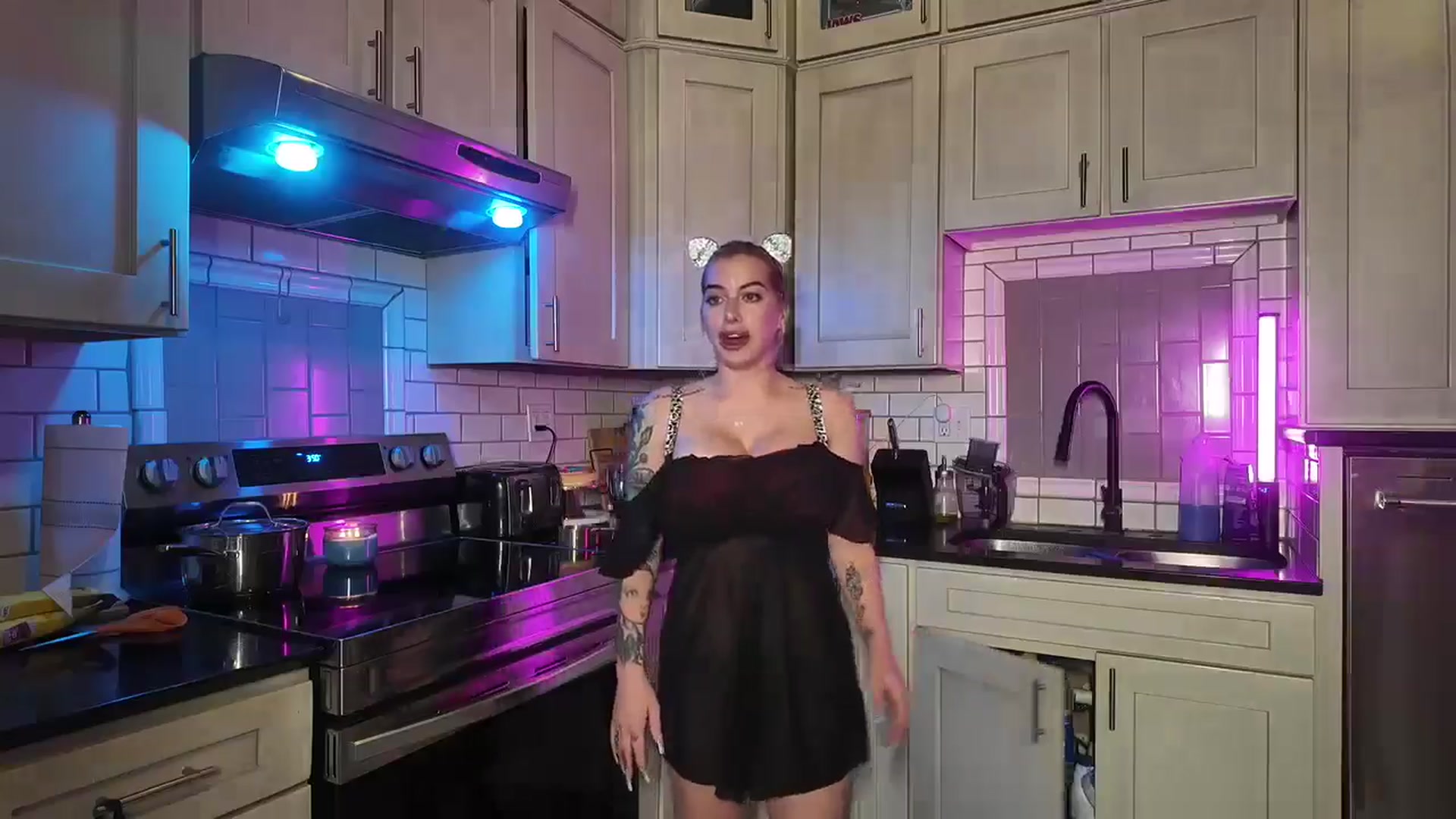 Gallery image thumbnail from Cubbixoxo's myfreecams stream on, 06/10/2024, 03:05 image 10 of 20