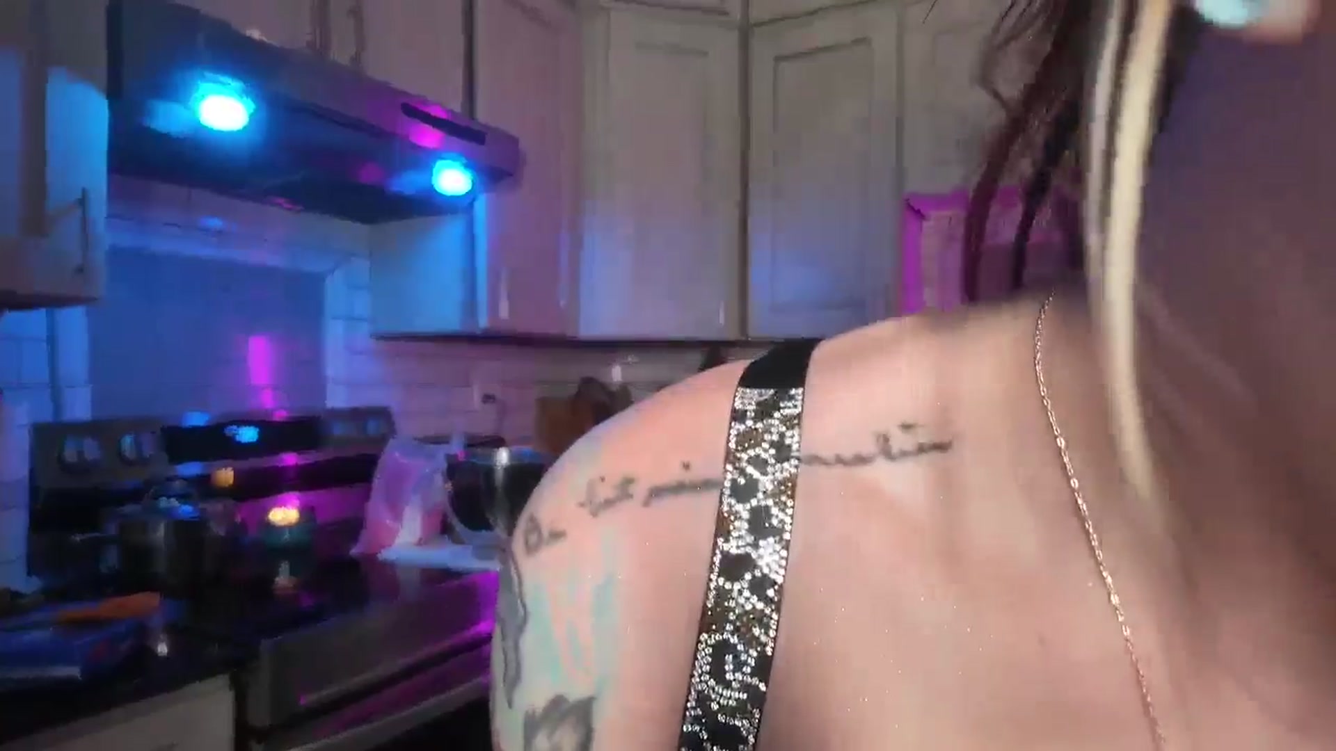 Gallery image thumbnail from Cubbixoxo's myfreecams stream on, 06/10/2024, 04:14 image 2 of 20