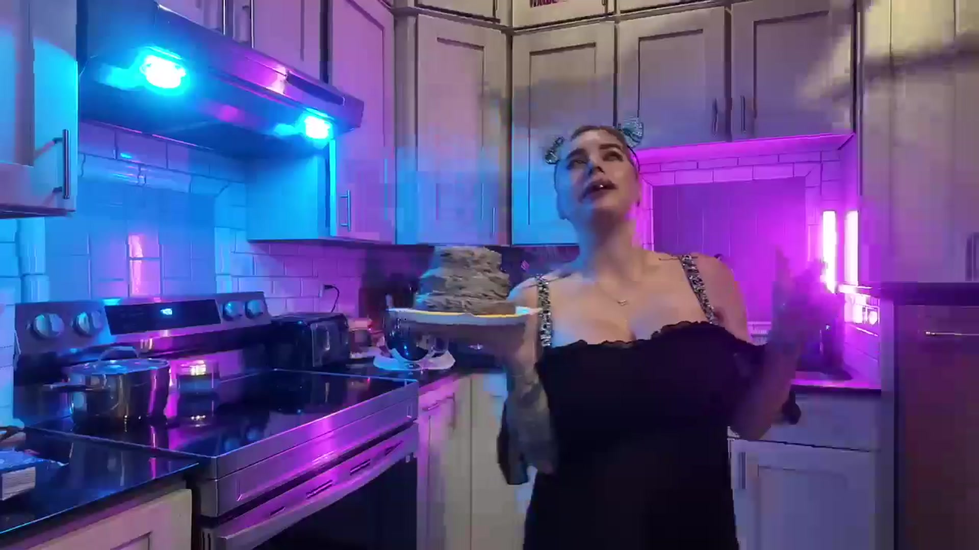 Gallery image thumbnail from Cubbixoxo's myfreecams stream on, 06/10/2024, 04:46 image 11 of 20
