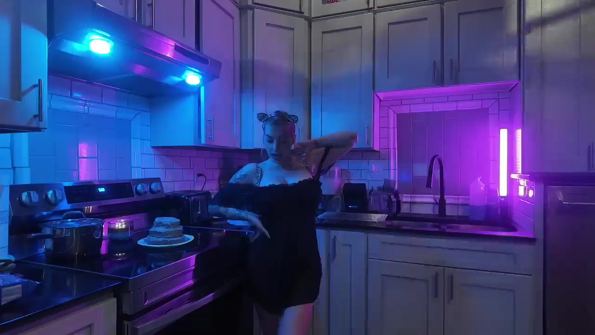 Gallery image thumbnail from Cubbixoxo's myfreecams stream on, 06/10/2024, 04:46 image 18 of 20