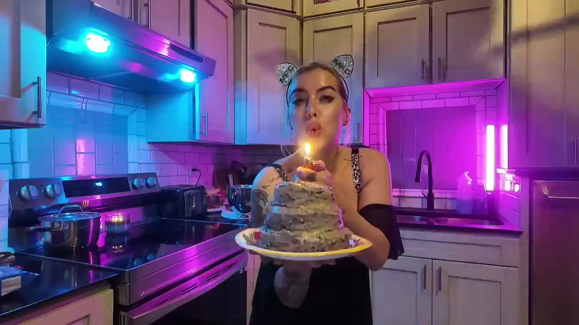 Gallery image thumbnail from Cubbixoxo's myfreecams stream on, 06/10/2024, 04:46 image 15 of 20