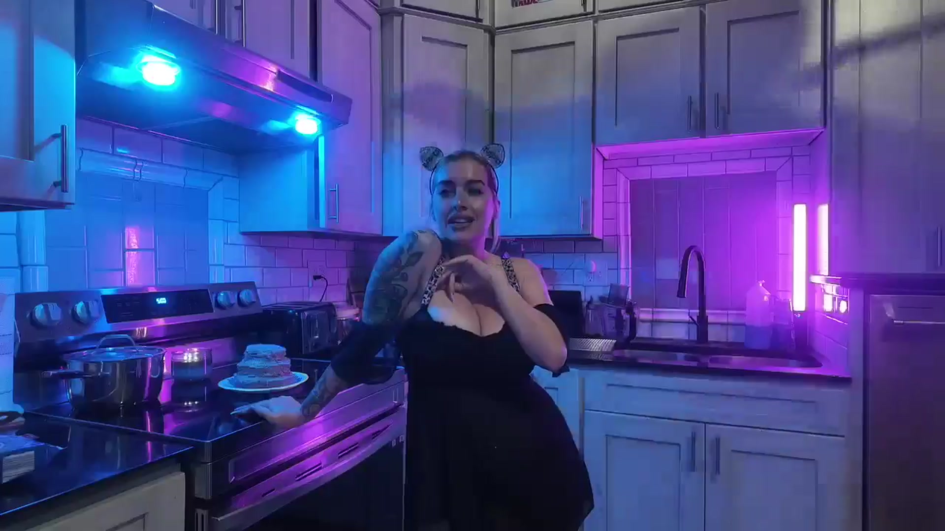 Gallery image thumbnail from Cubbixoxo's myfreecams stream on, 06/10/2024, 04:46 image 19 of 20