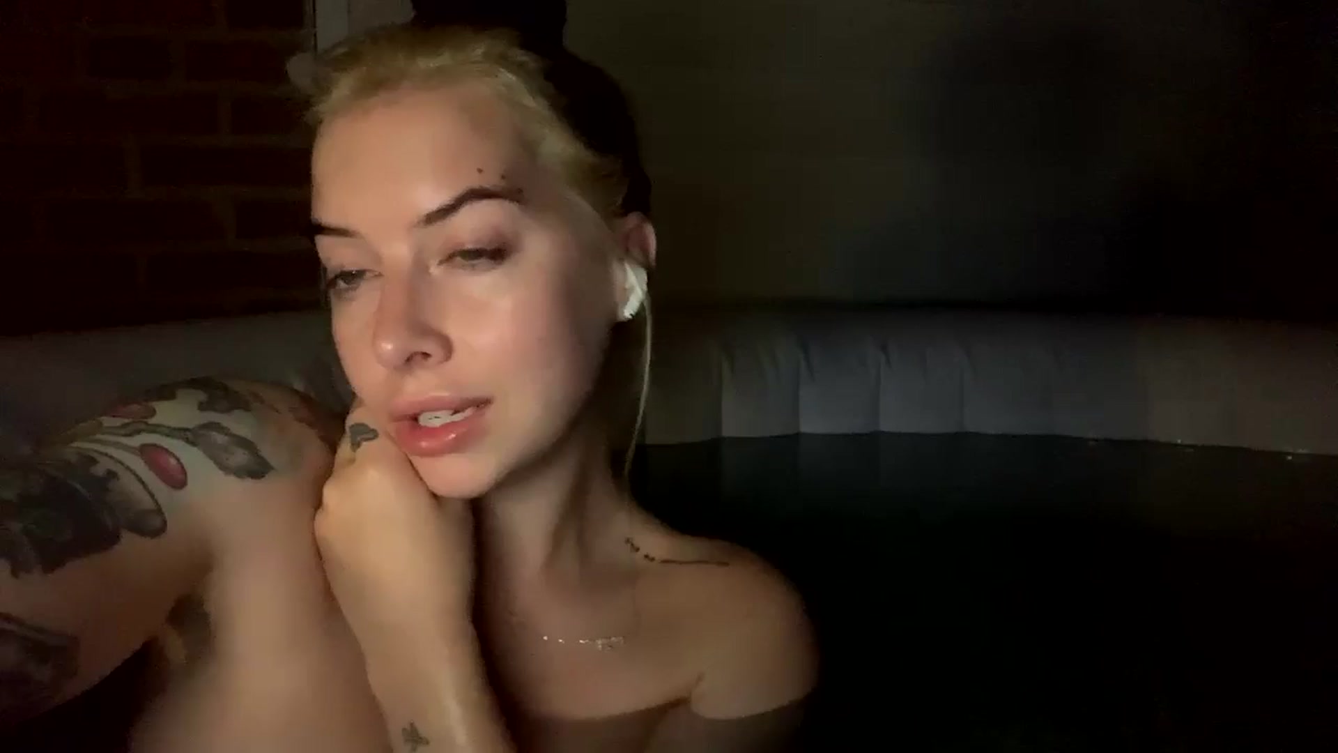 Gallery image thumbnail from Cubbixoxo's myfreecams stream on, 06/12/2024, 05:10 image 1 of 20