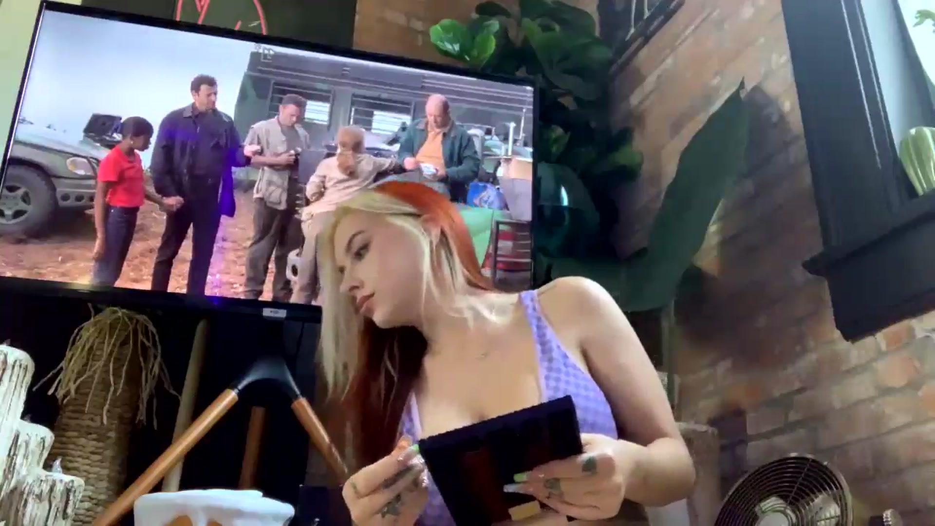 Gallery image thumbnail from Cubbixoxo's myfreecams stream on, 06/12/2024, 21:32 image 6 of 20