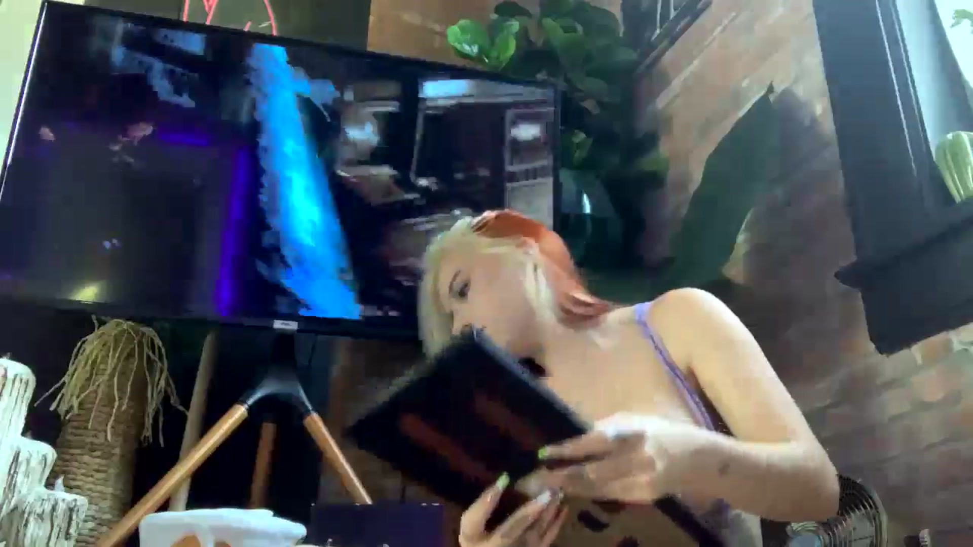 Gallery image thumbnail from Cubbixoxo's myfreecams stream on, 06/12/2024, 21:32 image 19 of 20