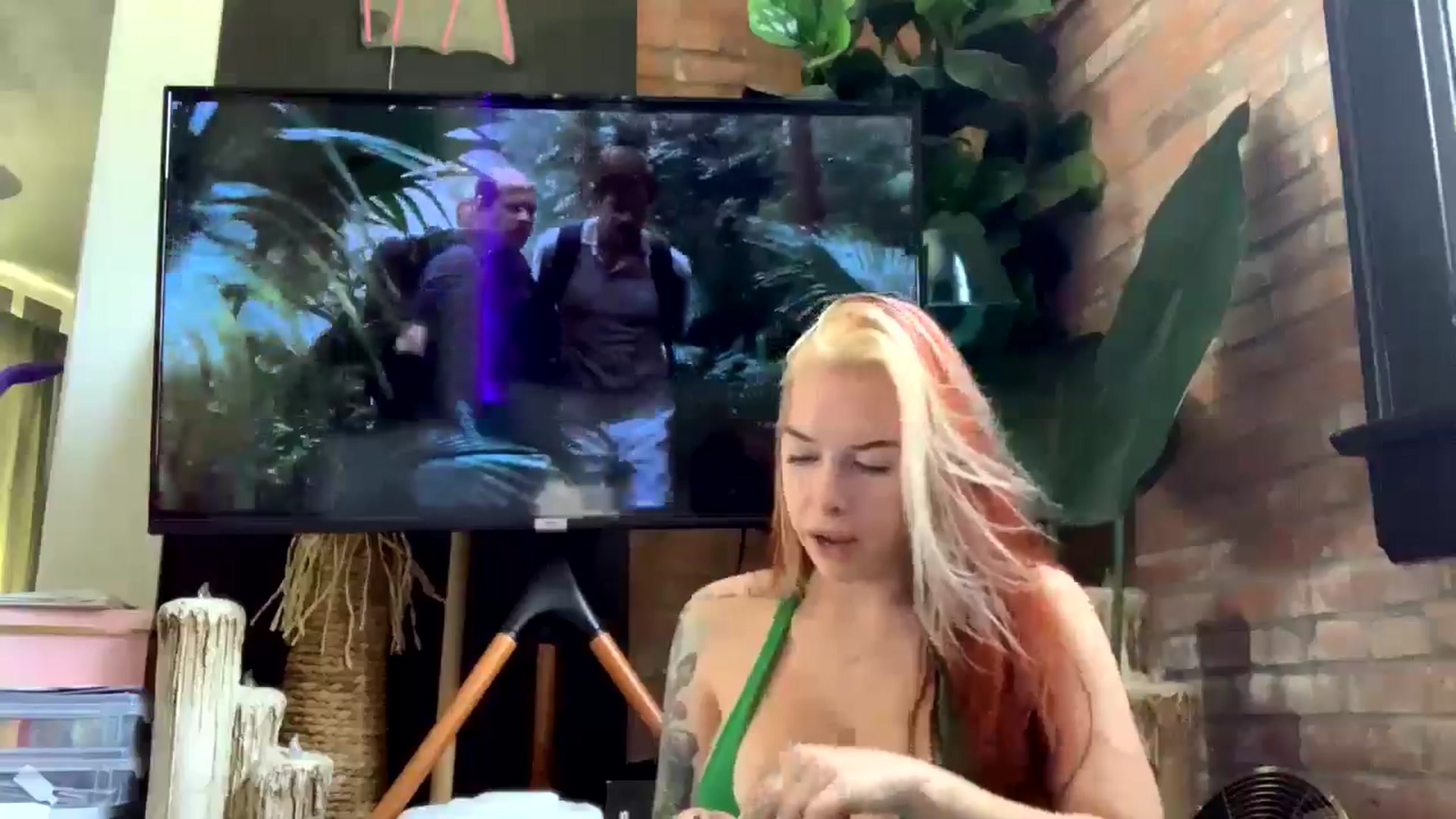 Gallery image thumbnail from Cubbixoxo's myfreecams stream on, 06/13/2024, 19:31 image 8 of 20