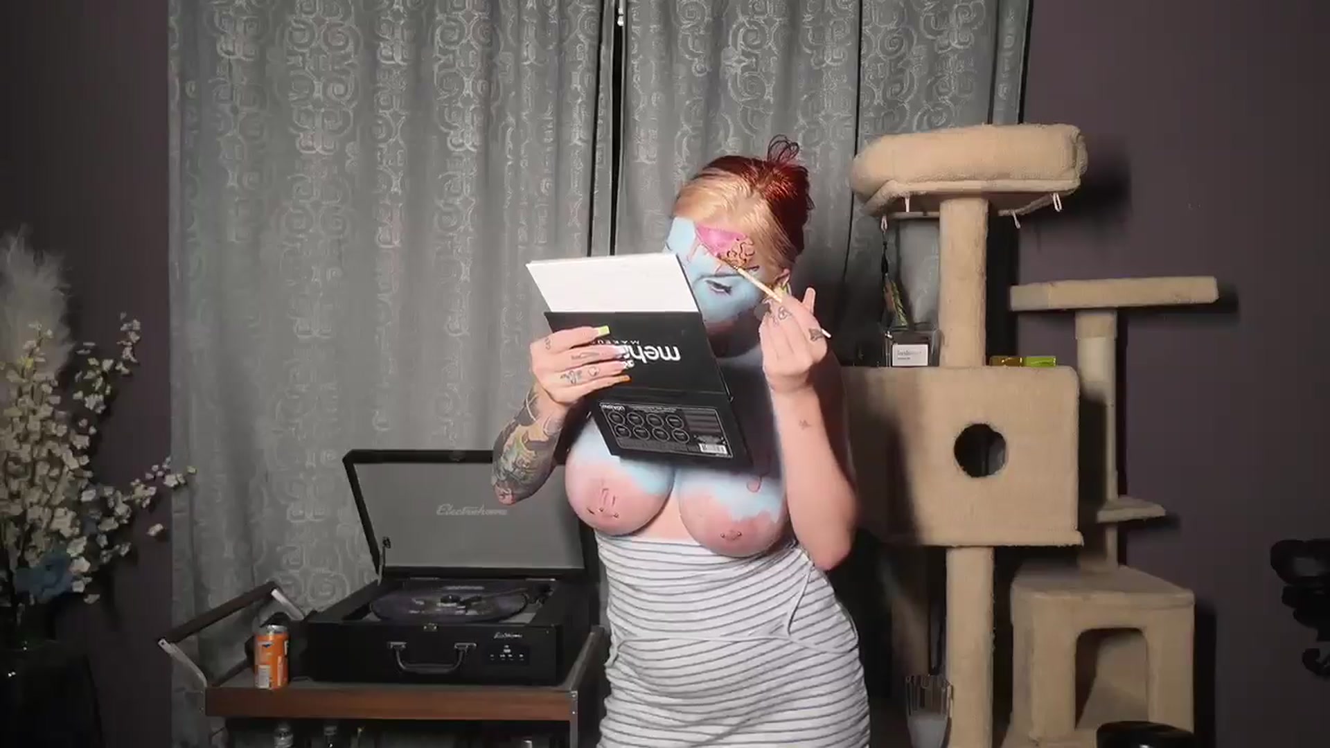 Gallery image thumbnail from Cubbixoxo's myfreecams stream on, 06/15/2024, 03:26 image 4 of 20