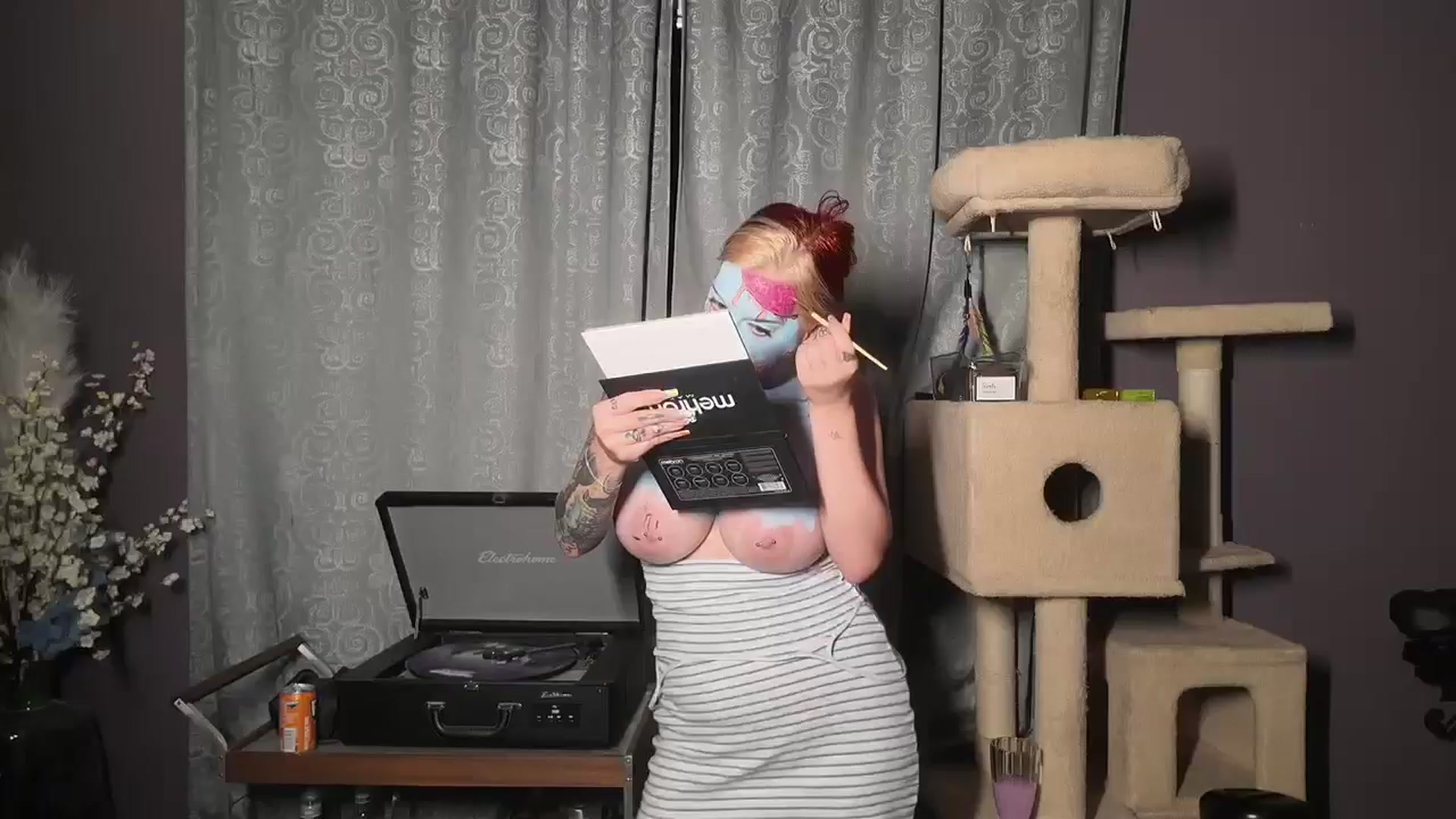 Gallery image thumbnail from Cubbixoxo's myfreecams stream on, 06/15/2024, 03:26 image 6 of 20