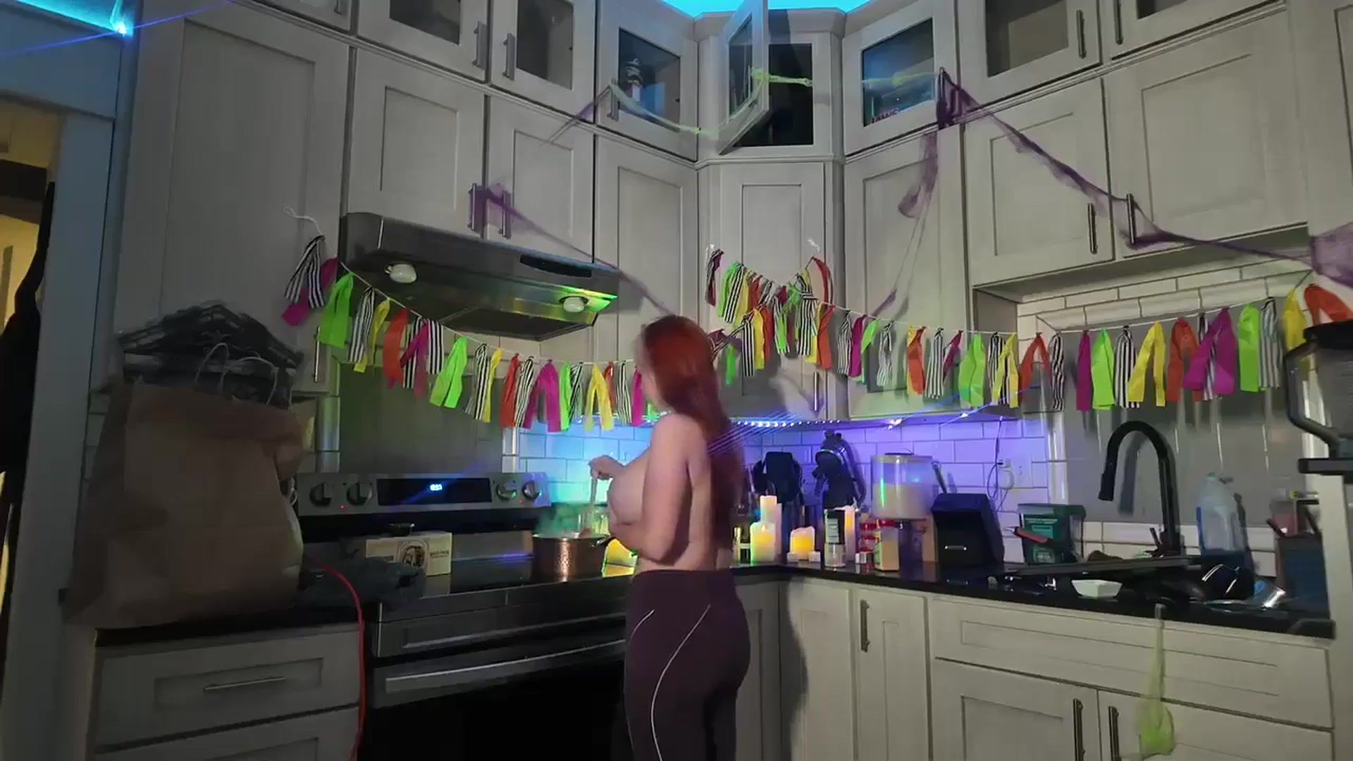 Gallery image thumbnail from Cubbixoxo's myfreecams stream on, 08/04/2024, 04:42 image 10 of 20