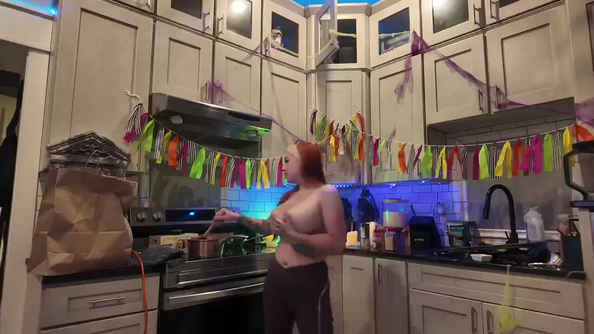 Gallery image thumbnail from Cubbixoxo's myfreecams stream on, 08/04/2024, 04:42 image 19 of 20
