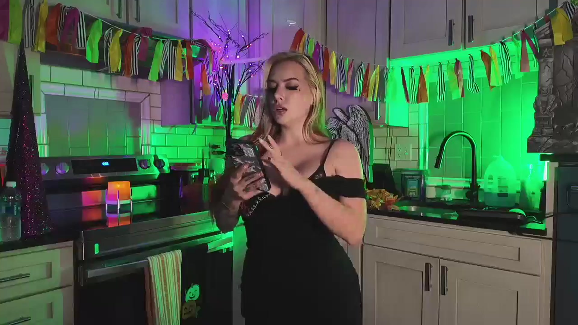 Gallery image thumbnail from Cubbixoxo's myfreecams stream on, 10/04/2024, 03:14 image 3 of 20