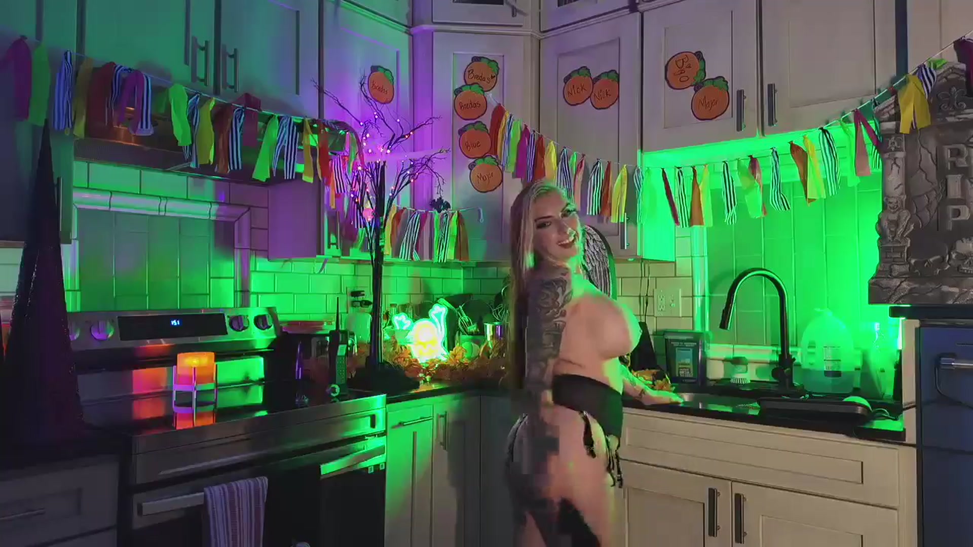 Gallery image thumbnail from Cubbixoxo's myfreecams stream on, 10/04/2024, 04:29 image 15 of 20