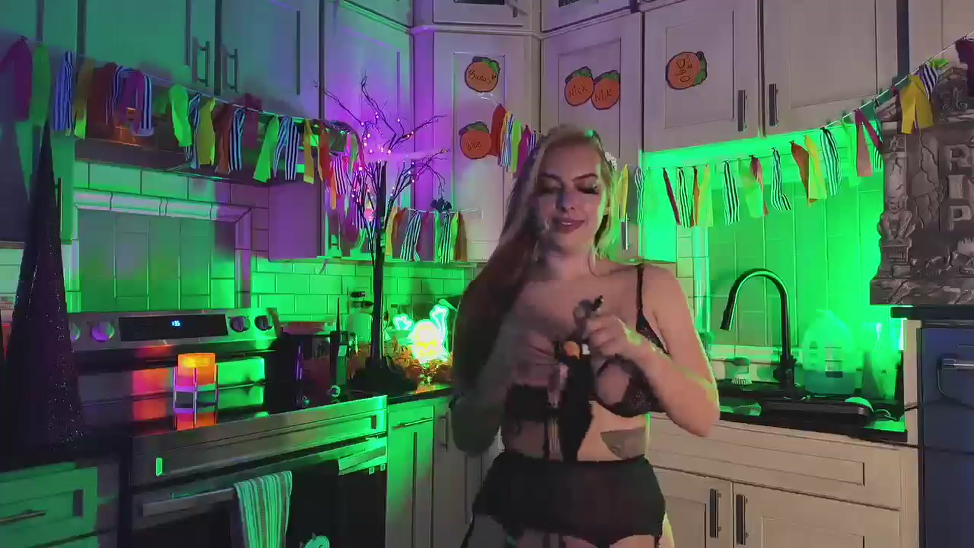 Gallery image thumbnail from Cubbixoxo's myfreecams stream on, 10/04/2024, 04:29 image 10 of 20