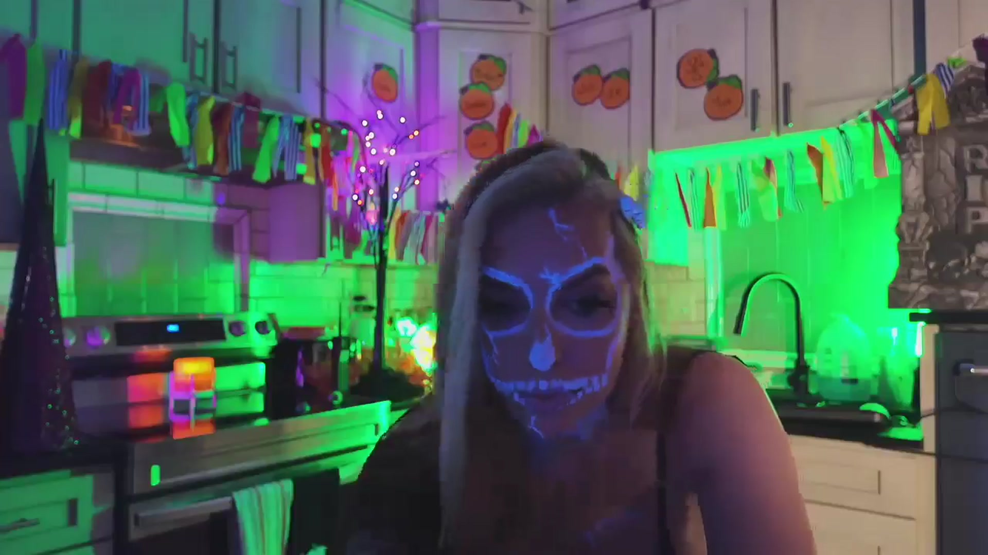 Gallery image thumbnail from Cubbixoxo's myfreecams stream on, 10/04/2024, 04:29 image 12 of 20