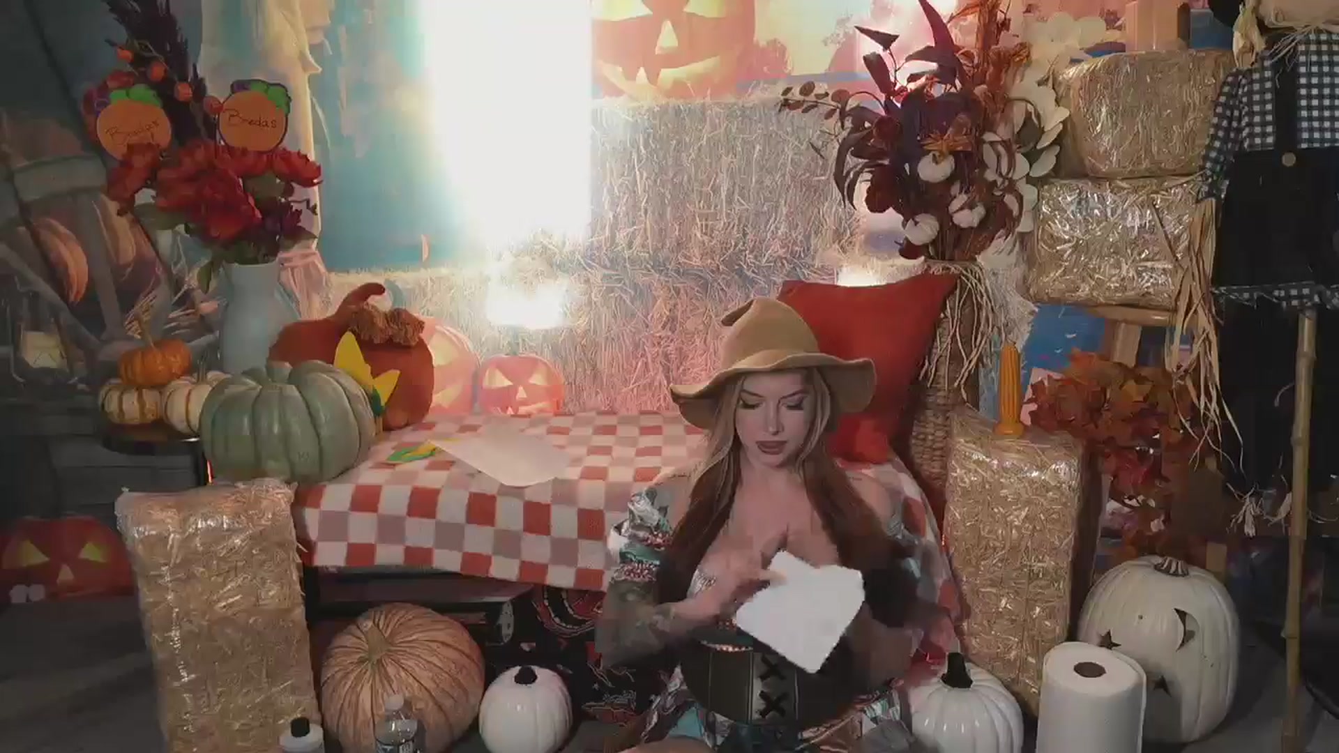 Gallery image thumbnail from Cubbixoxo's myfreecams stream on, 10/07/2024, 23:06 image 12 of 20