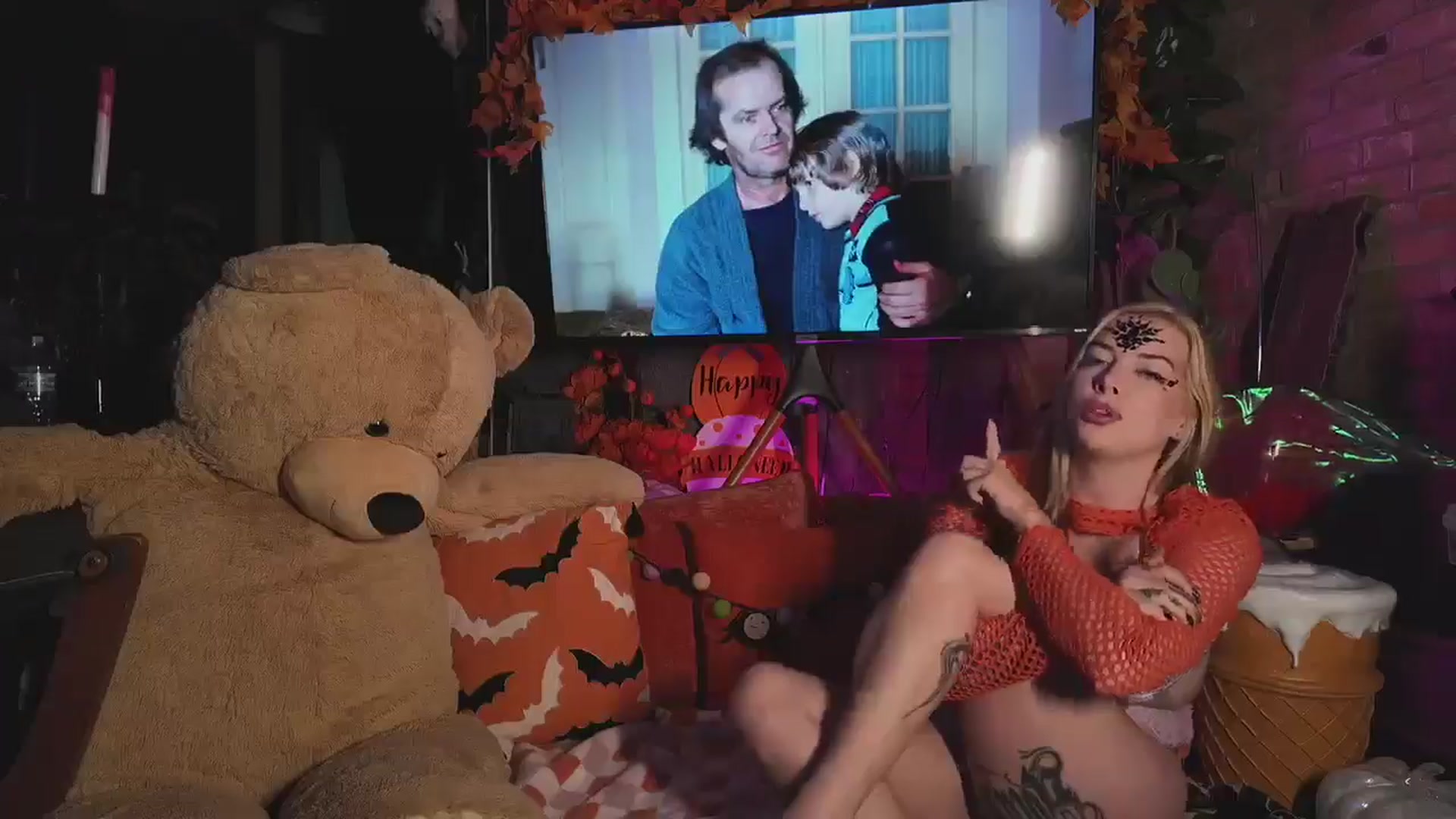 Gallery image thumbnail from Cubbixoxo's myfreecams stream on, 10/09/2024, 03:29 image 10 of 20