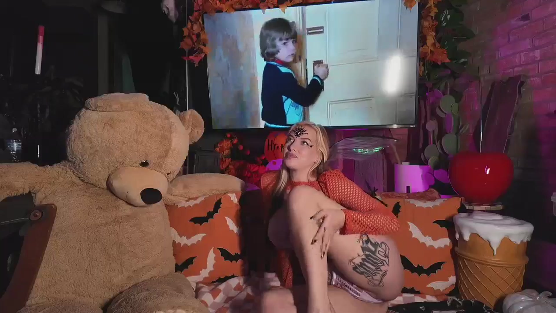 Gallery image thumbnail from Cubbixoxo's myfreecams stream on, 10/09/2024, 03:29 image 7 of 20