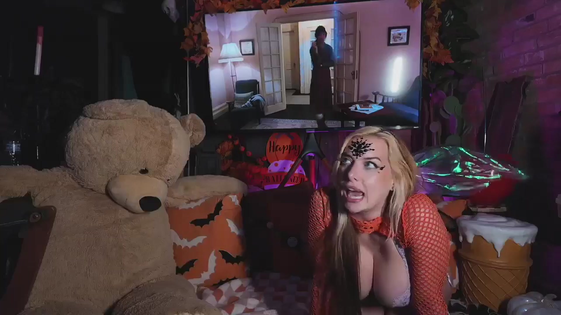 Gallery image thumbnail from Cubbixoxo's myfreecams stream on, 10/09/2024, 04:13 image 4 of 20