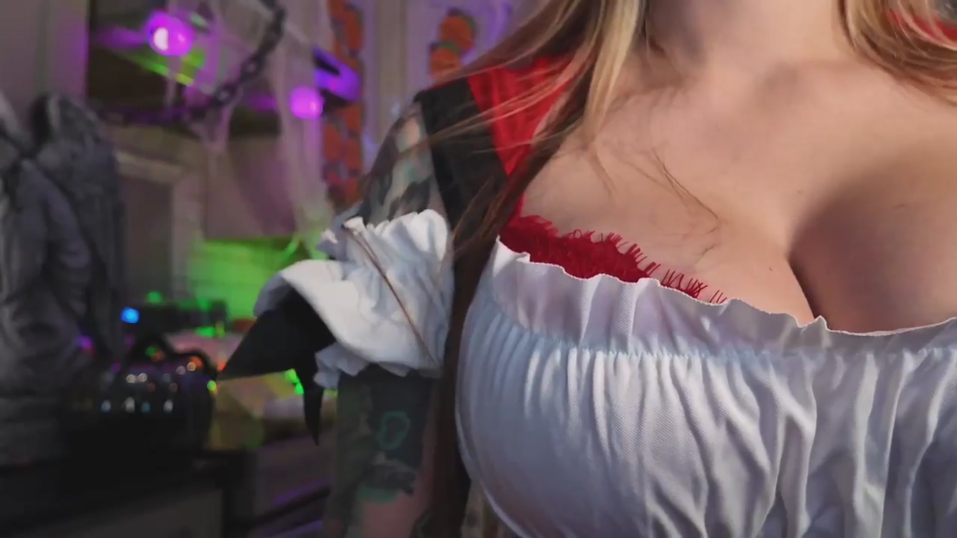 Gallery image thumbnail from Cubbixoxo's myfreecams stream on, 10/11/2024, 03:21 image 10 of 20