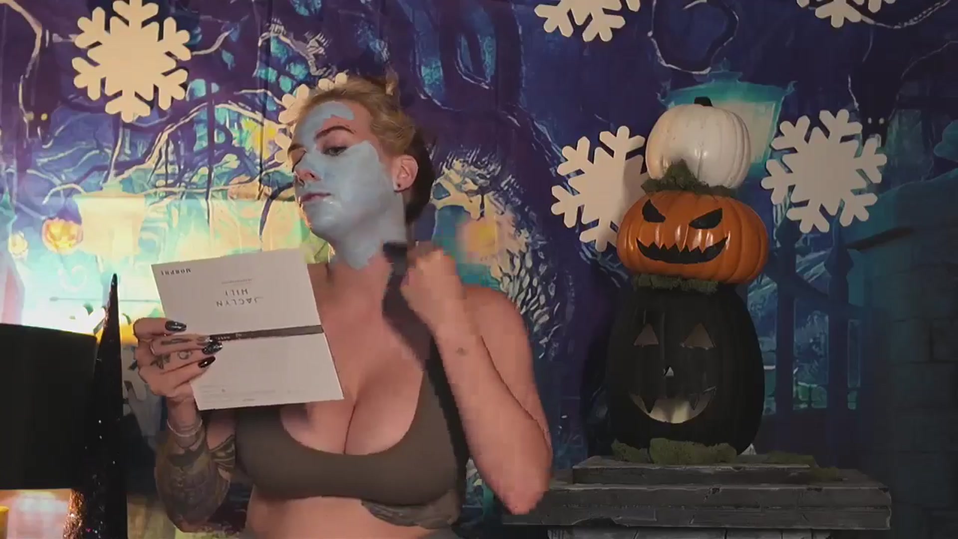 Gallery image thumbnail from Cubbixoxo's myfreecams stream on, 10/15/2024, 03:06 image 10 of 20