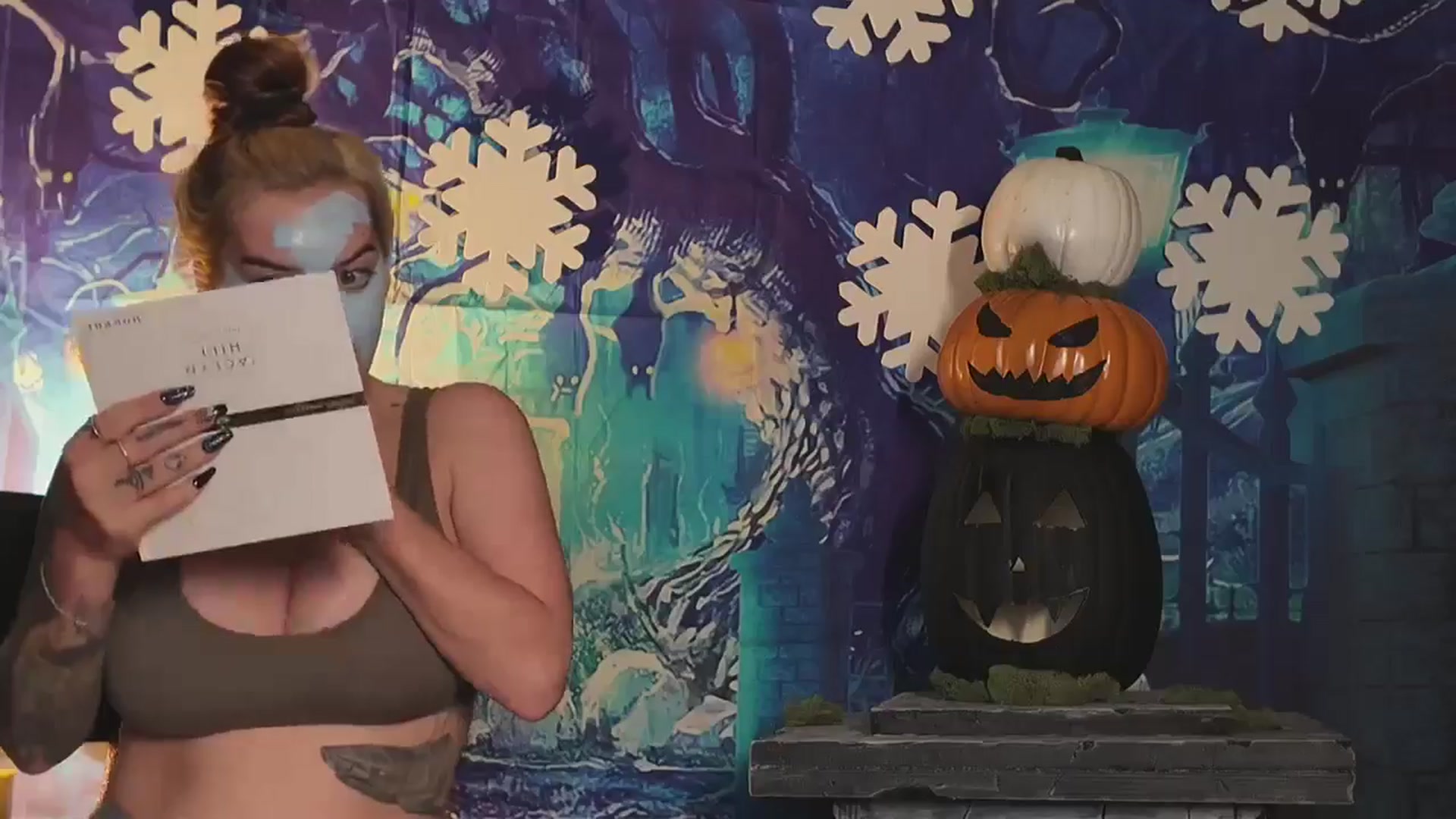 Gallery image thumbnail from Cubbixoxo's myfreecams stream on, 10/15/2024, 03:06 image 8 of 20