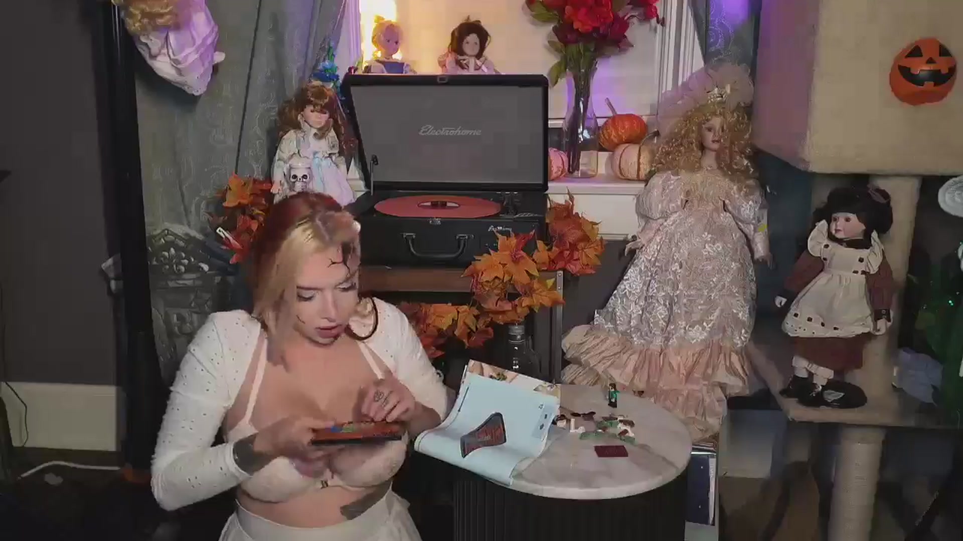 Gallery image thumbnail from Cubbixoxo's myfreecams stream on, 10/16/2024, 02:36 image 14 of 20