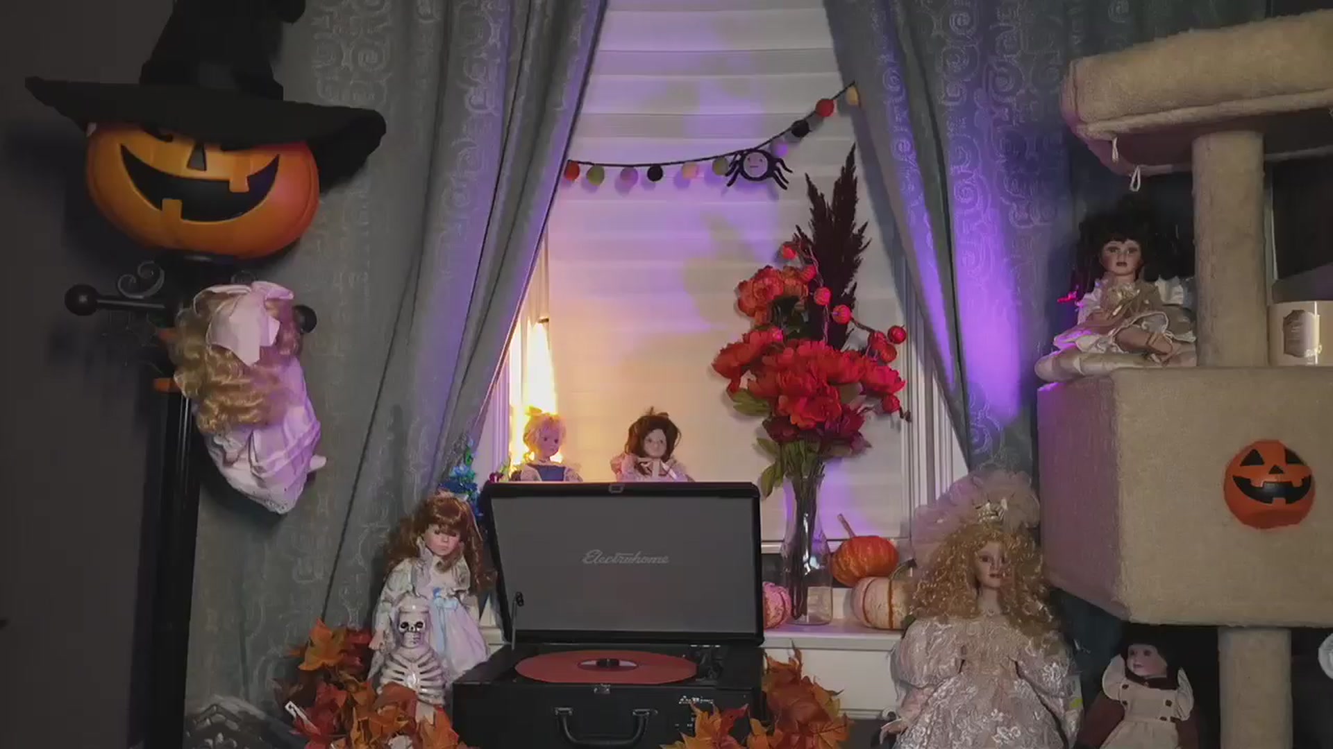 Gallery image thumbnail from Cubbixoxo's myfreecams stream on, 10/16/2024, 02:36 image 5 of 20