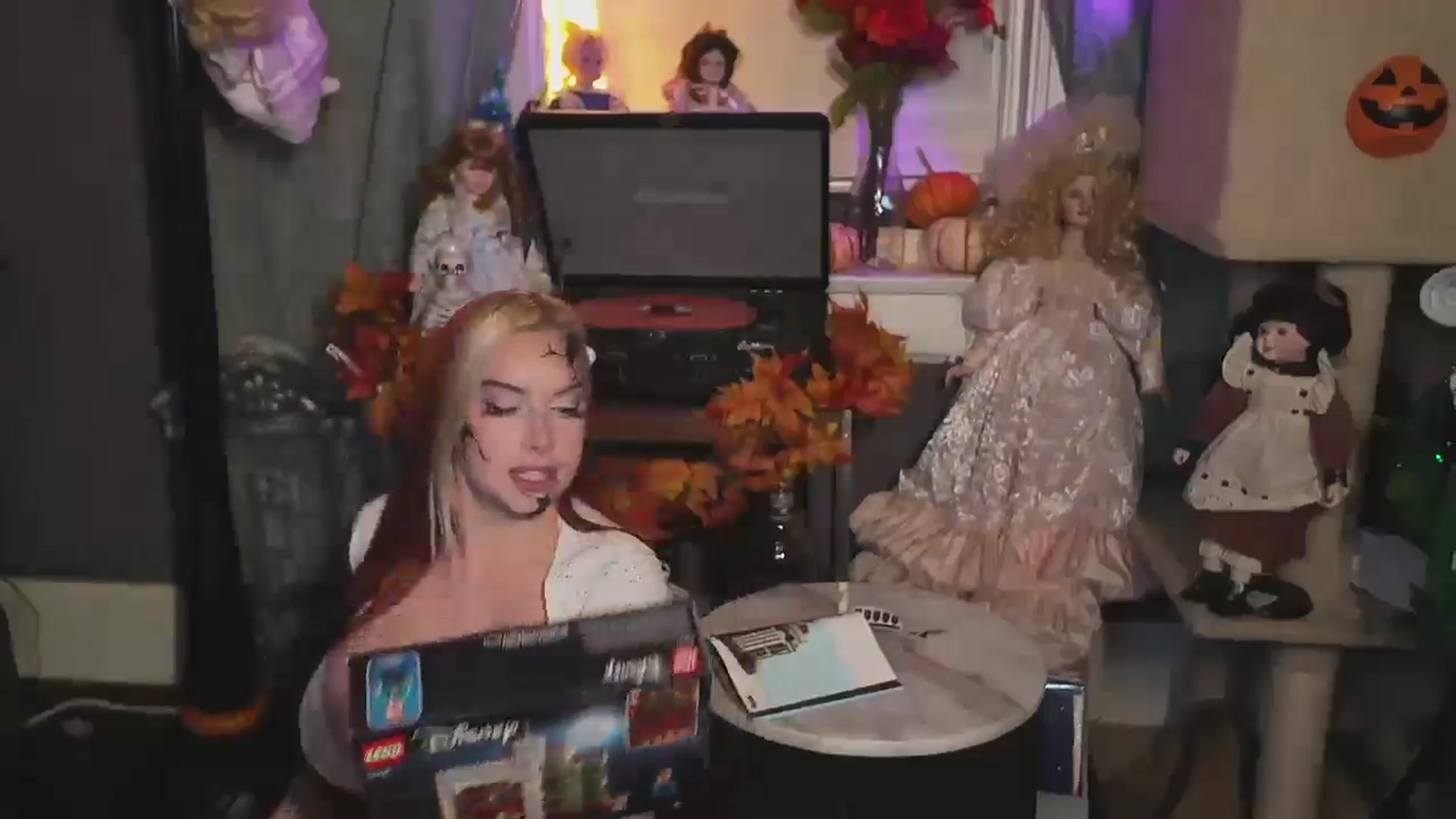 Gallery image thumbnail from Cubbixoxo's myfreecams stream on, 10/16/2024, 02:36 image 9 of 20