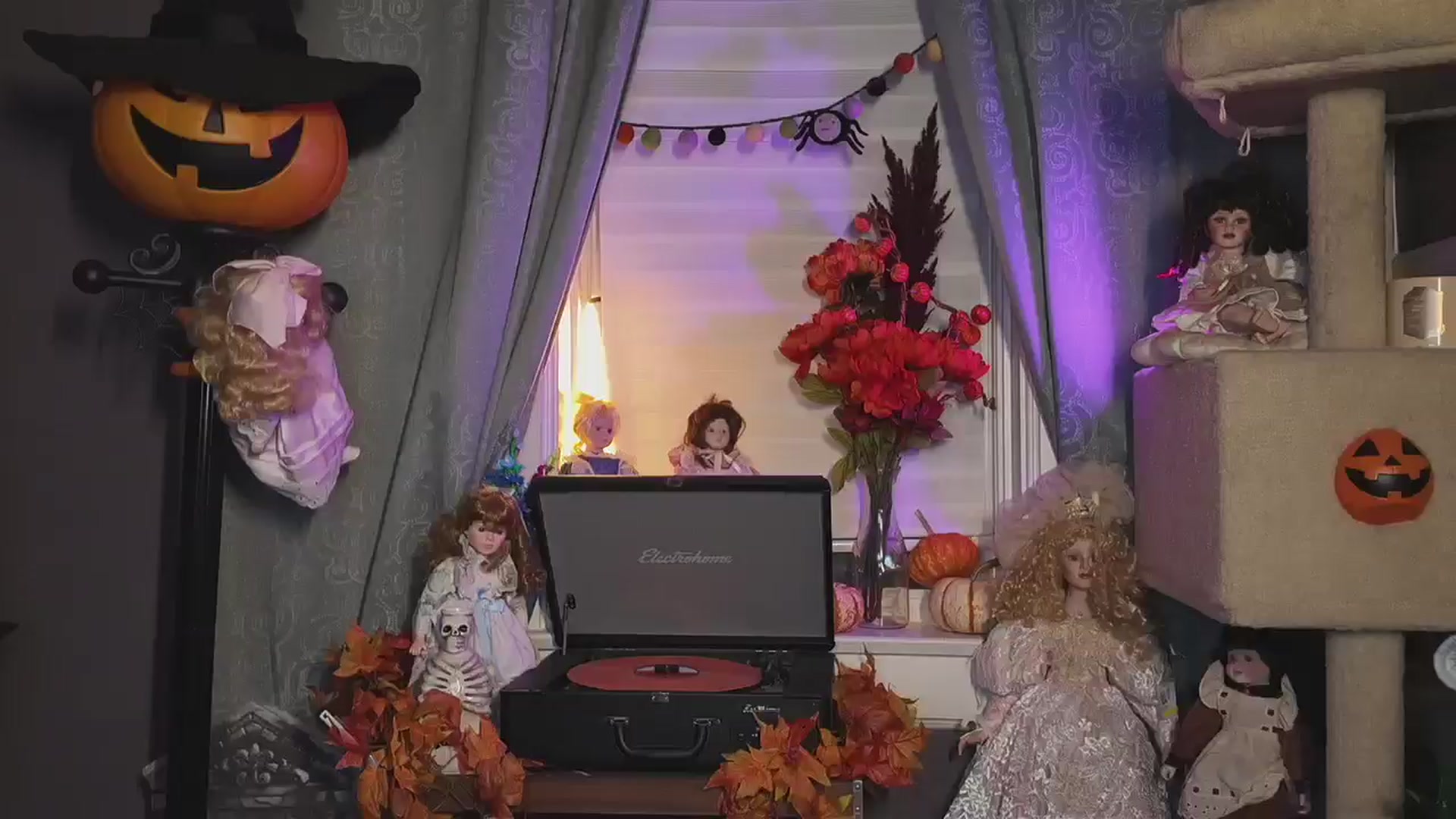 Gallery image thumbnail from Cubbixoxo's myfreecams stream on, 10/16/2024, 02:36 image 1 of 20