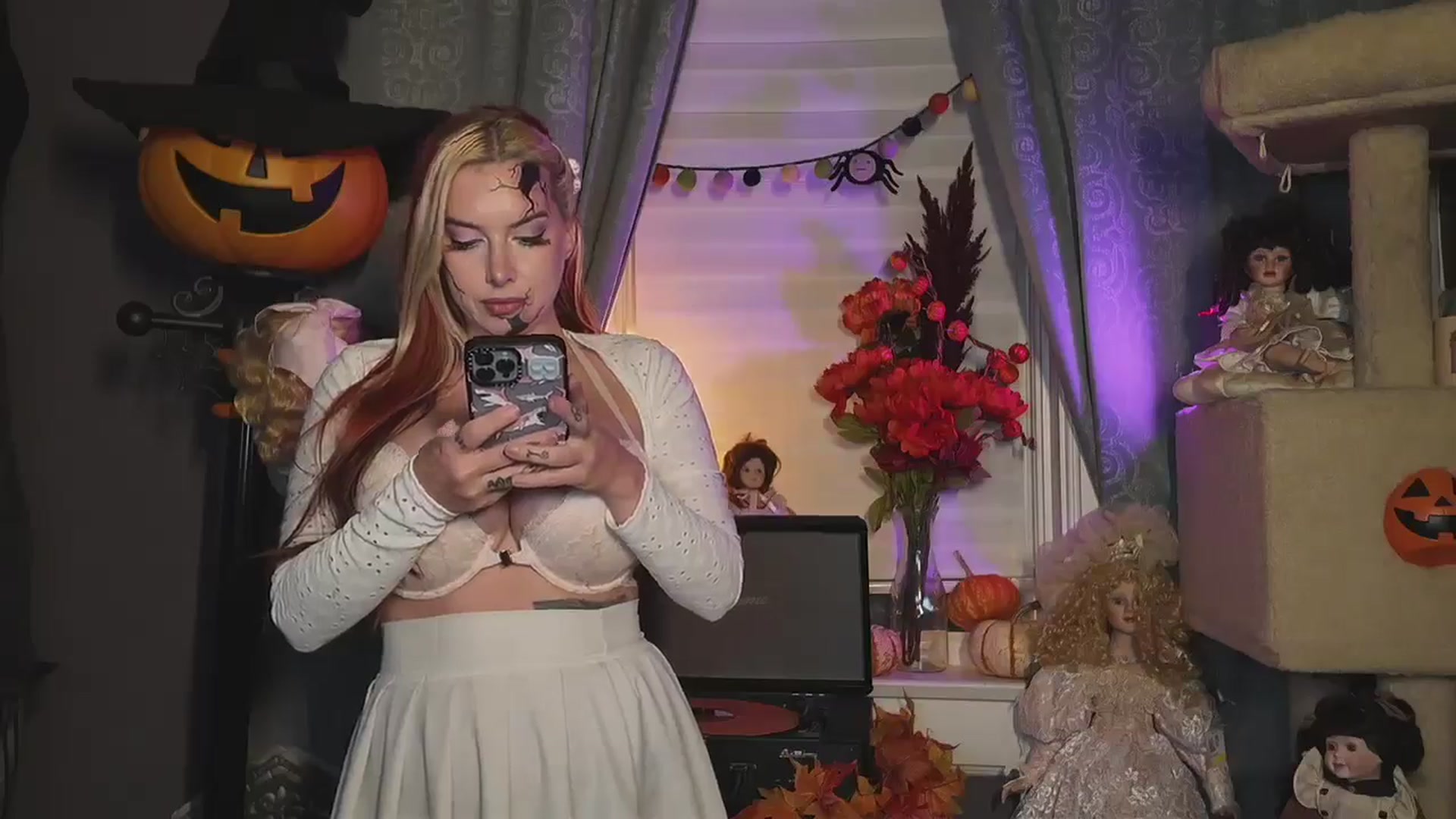Gallery image thumbnail from Cubbixoxo's myfreecams stream on, 10/16/2024, 04:43 image 18 of 20