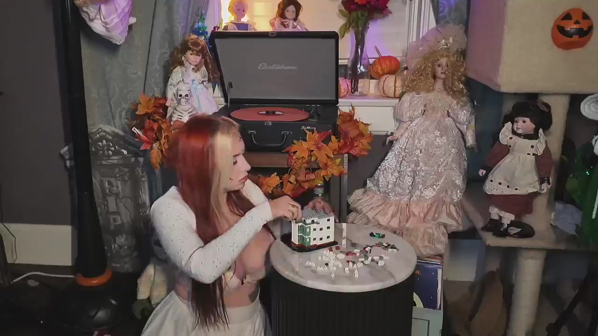 Gallery image thumbnail from Cubbixoxo's myfreecams stream on, 10/16/2024, 04:43 image 14 of 20