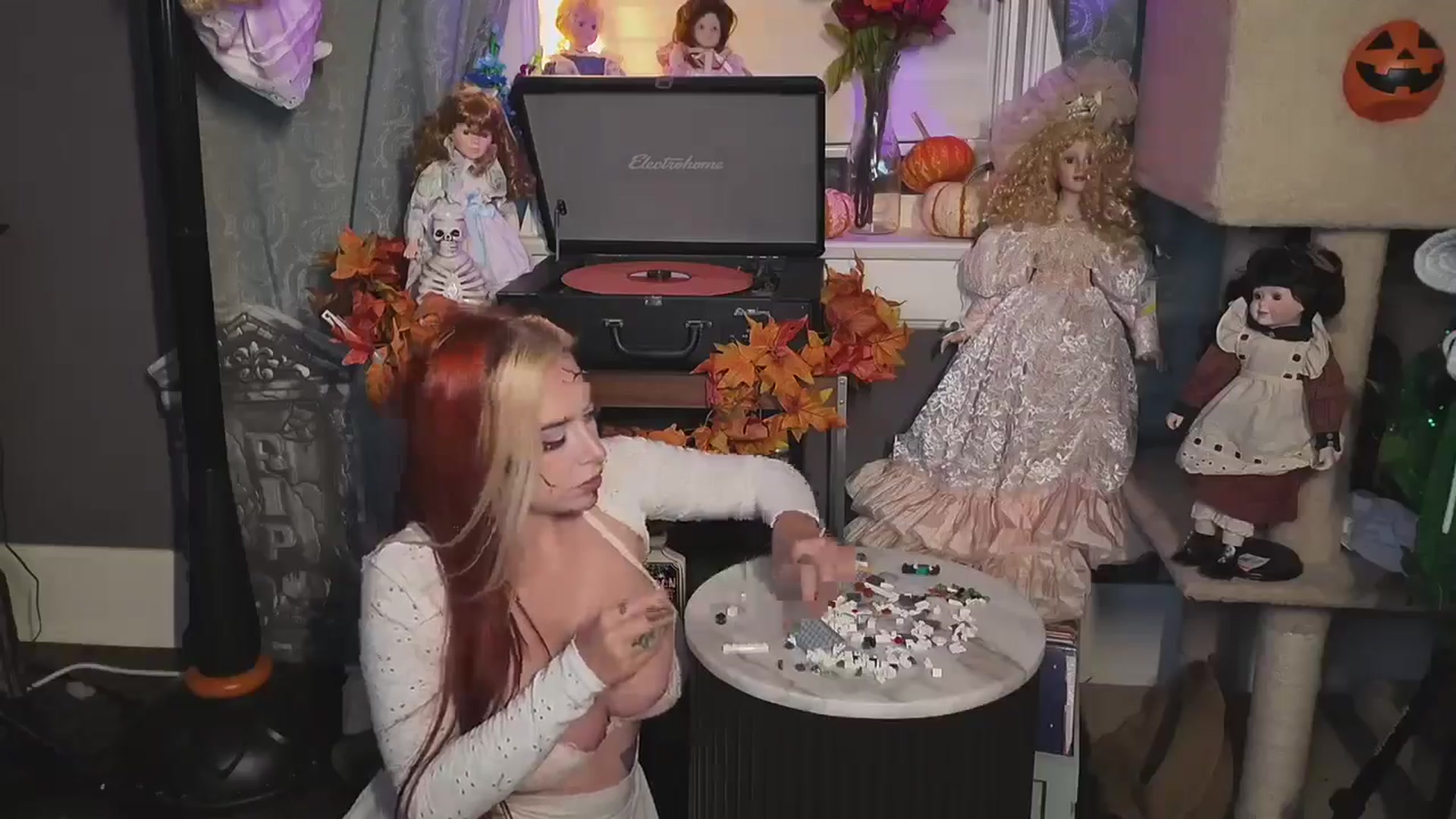 Gallery image thumbnail from Cubbixoxo's myfreecams stream on, 10/16/2024, 04:43 image 6 of 20