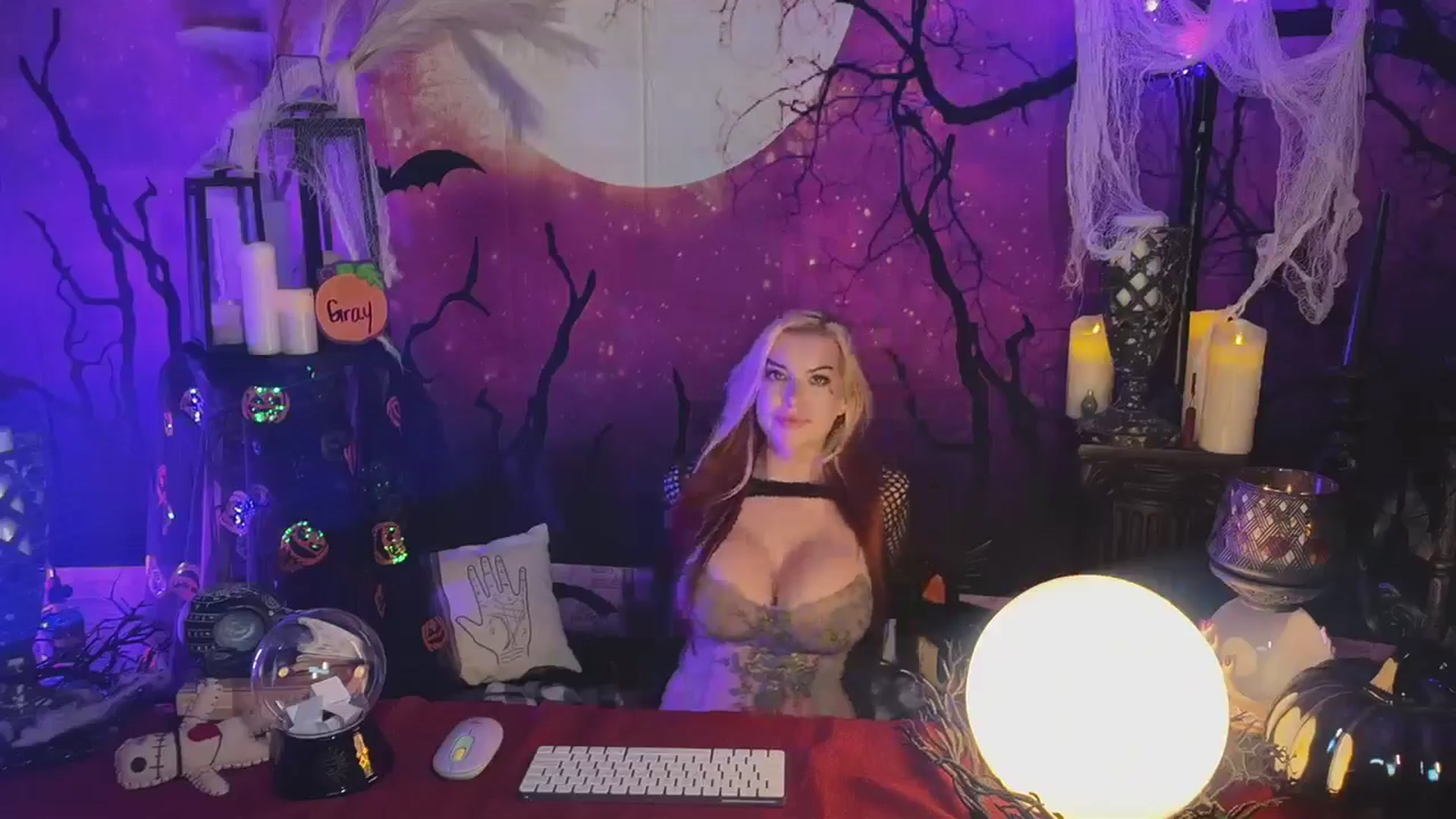 Gallery image thumbnail from Cubbixoxo's myfreecams stream on, 10/17/2024, 04:02 image 9 of 20