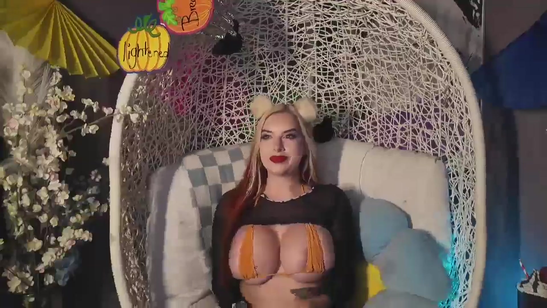 Gallery image thumbnail from Cubbixoxo's myfreecams stream on, 10/20/2024, 05:27 image 11 of 20