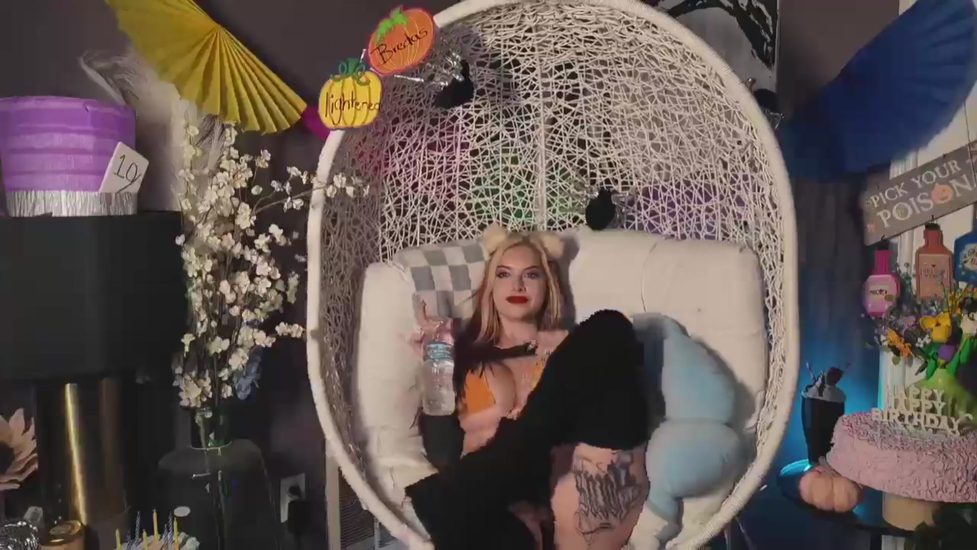 Gallery image thumbnail from Cubbixoxo's myfreecams stream on, 10/20/2024, 05:27 image 3 of 20