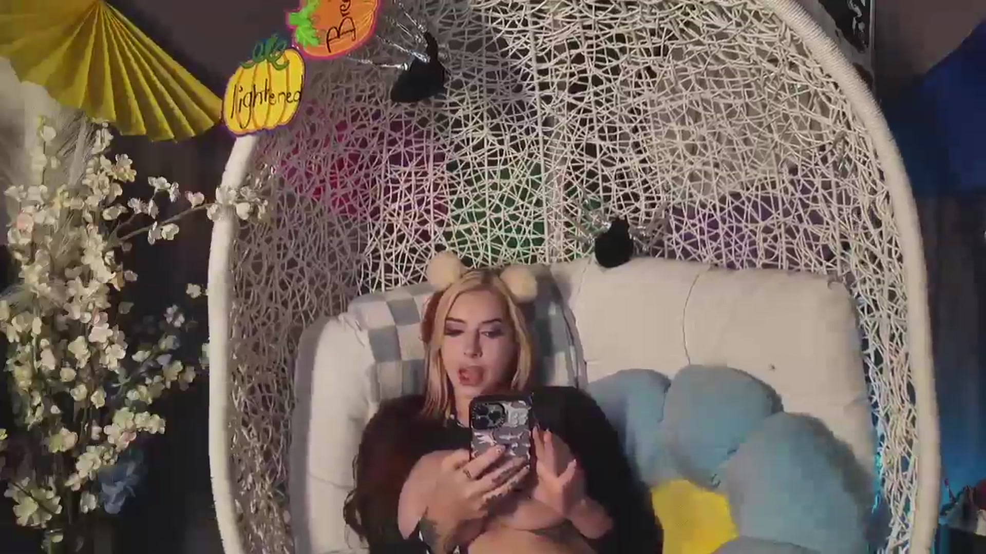 Gallery image thumbnail from Cubbixoxo's myfreecams stream on, 10/20/2024, 05:27 image 18 of 20